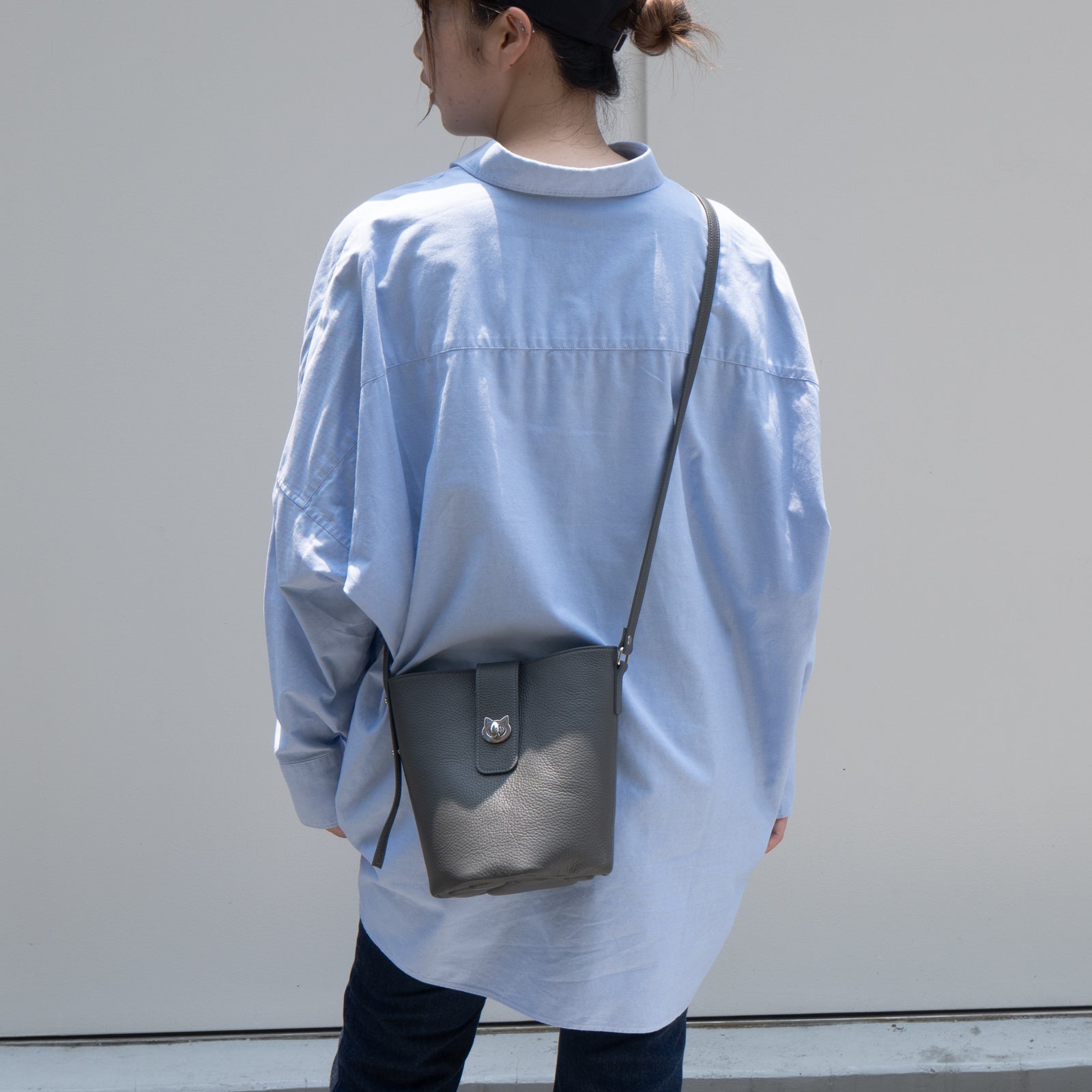 【数量限定】ショルダーバッグ・PAW ノベルティーチャーム付き / グラファイト