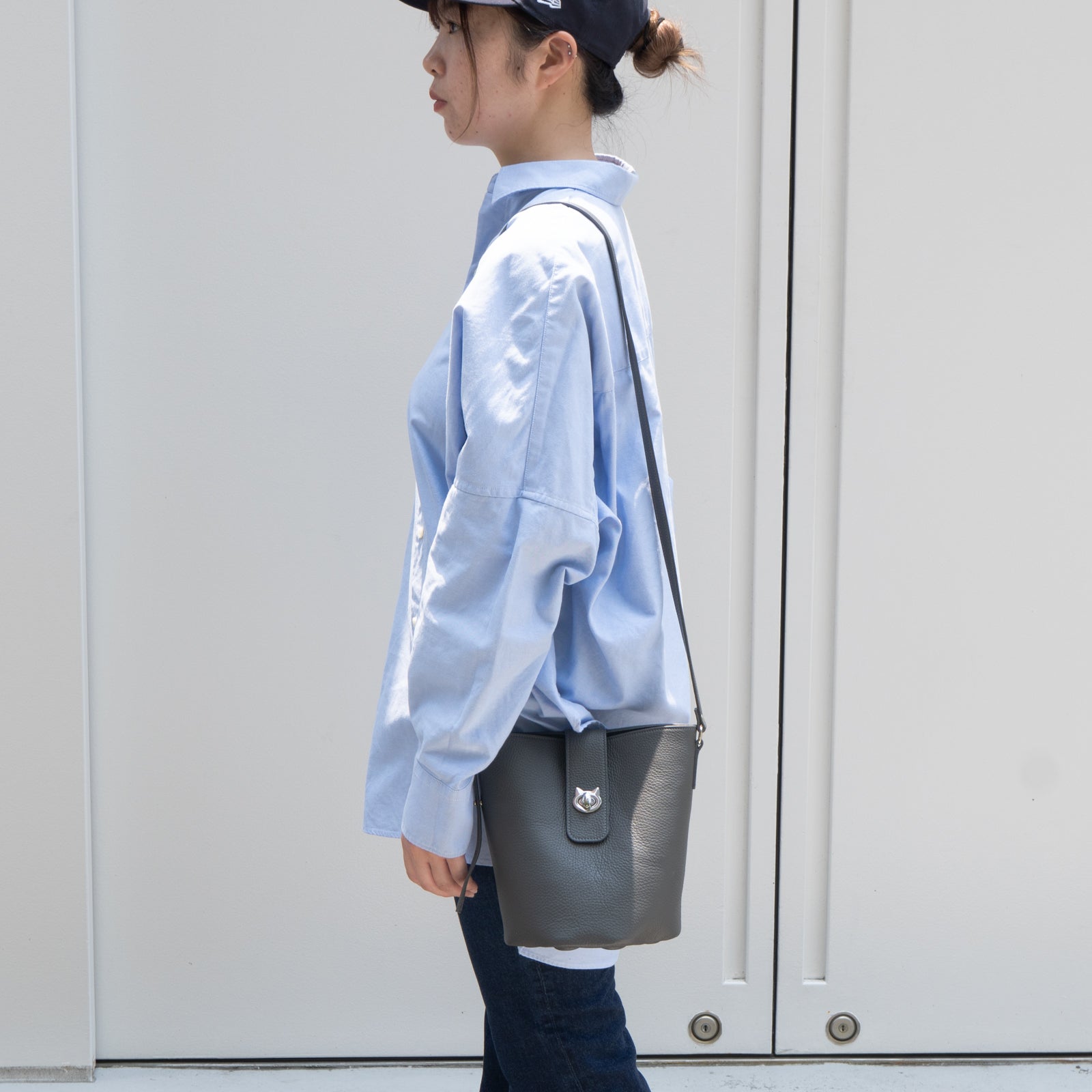 【数量限定】ショルダーバッグ・PAW ノベルティーチャーム付き / グラファイト