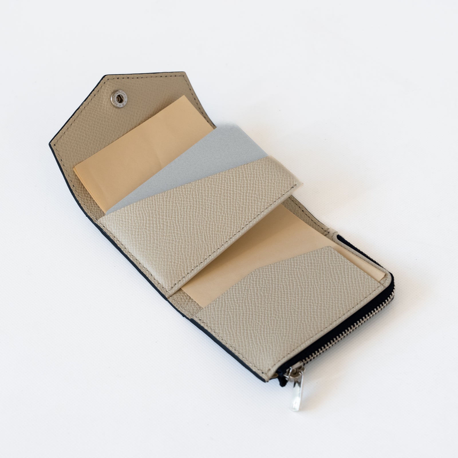 【おつとめ品セール】ハンディウォレット・オペラ ヌバッククロコダイルxクリーム