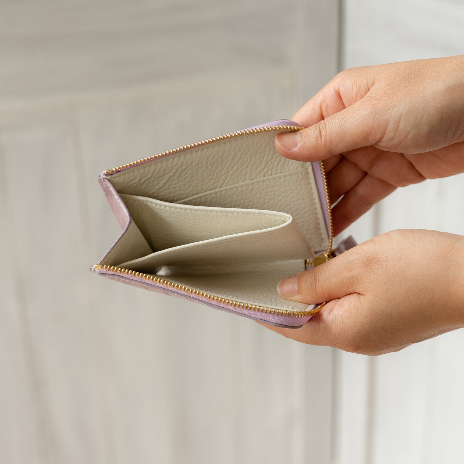 L-shaped zipper minimal wallet in Chromer leather / Pure White