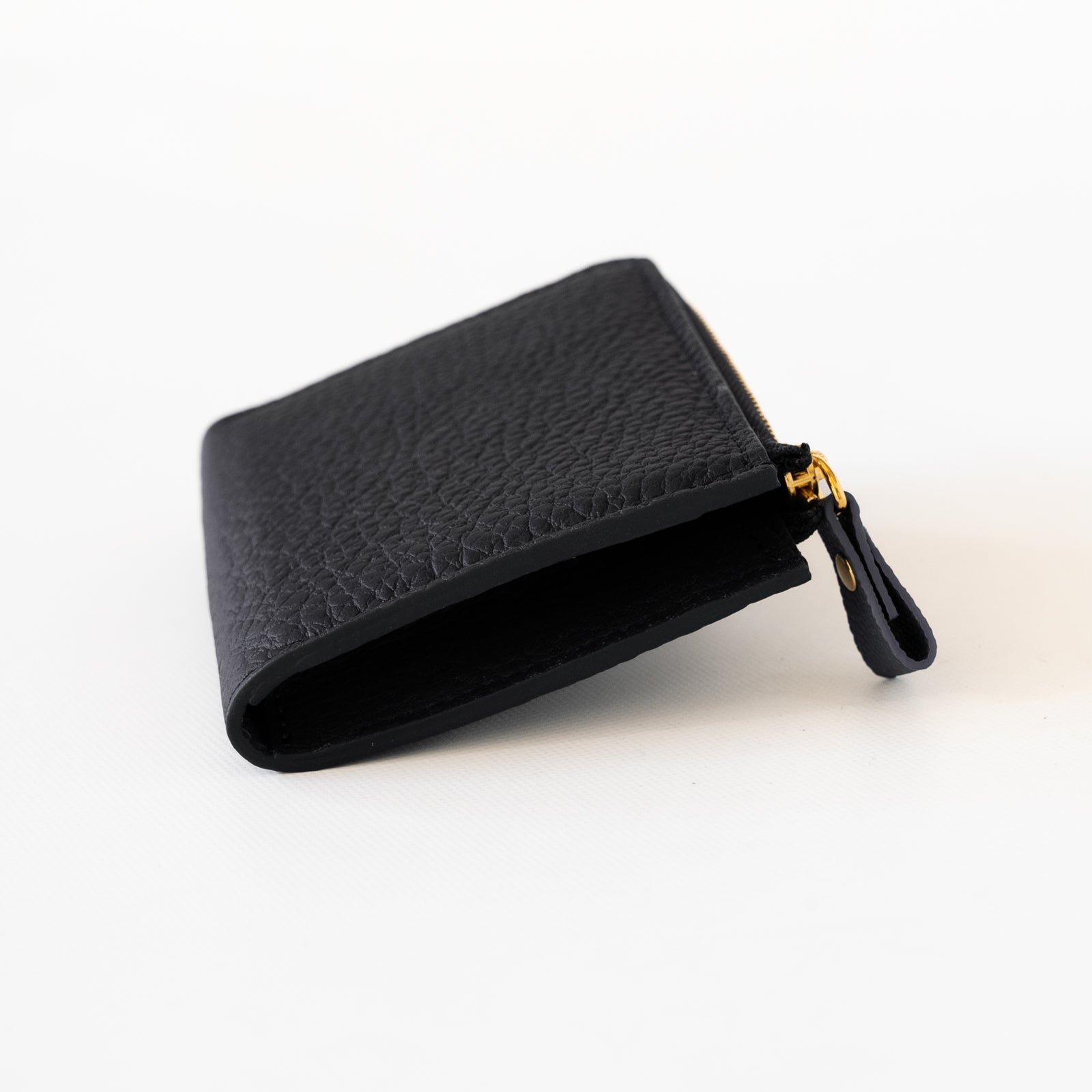 Minimum wallet with L shaped fastener / Taurillon Clemence