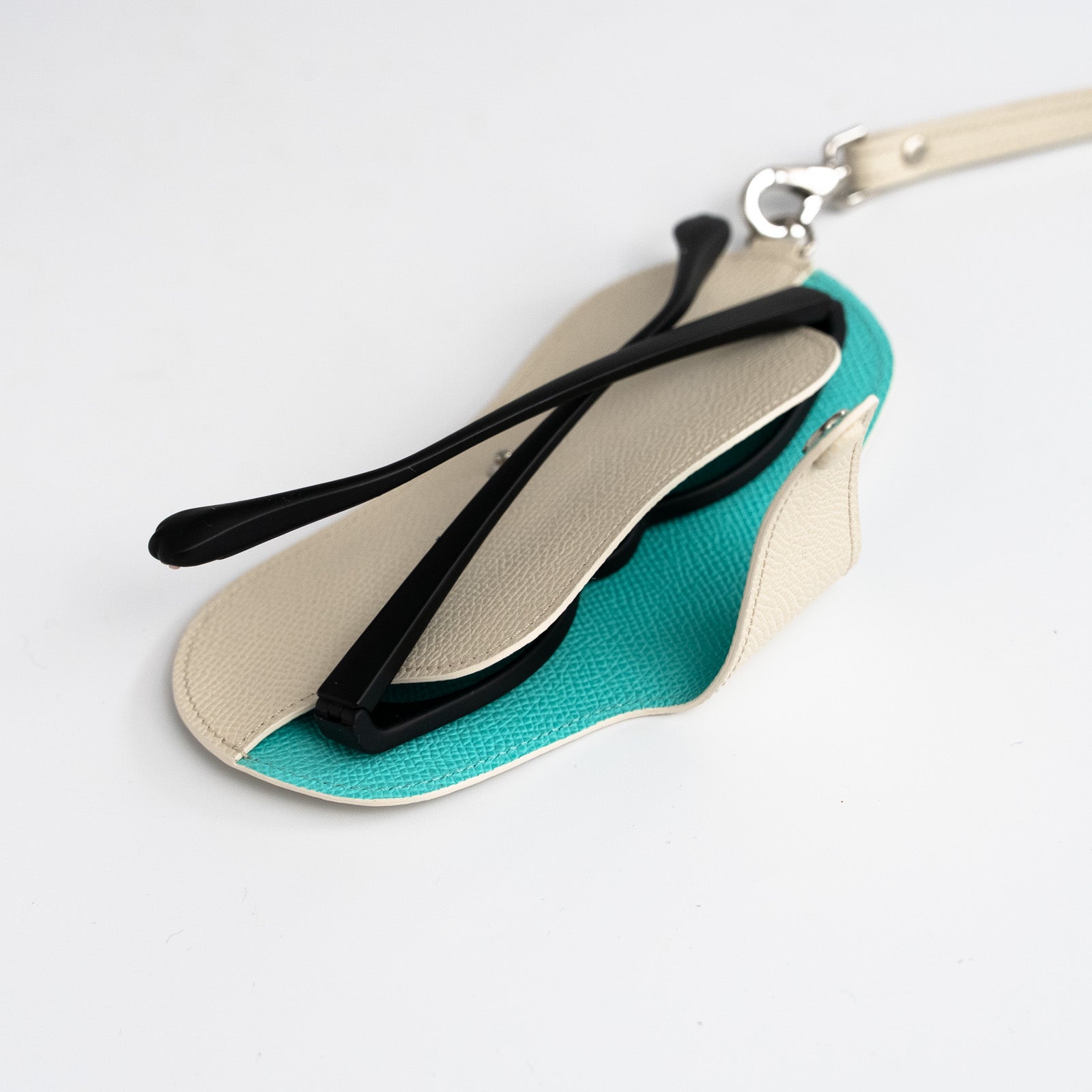 【おつとめ品セール】ストラップ付きめがねケース ヴォー・エプソン/クリーム