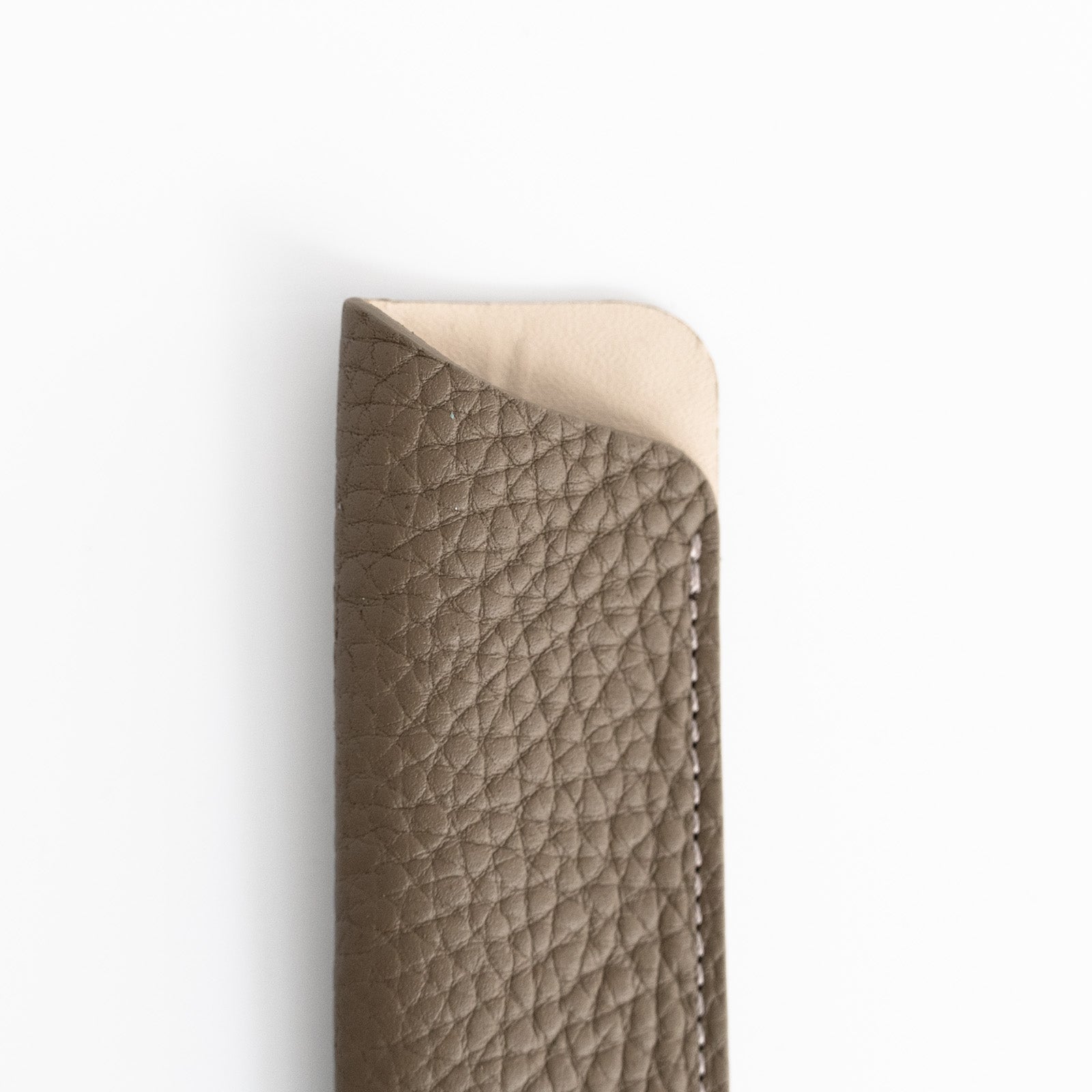 【おつとめ品セール】ミニマルなペンケース トリヨンクレマンス/エトゥープ