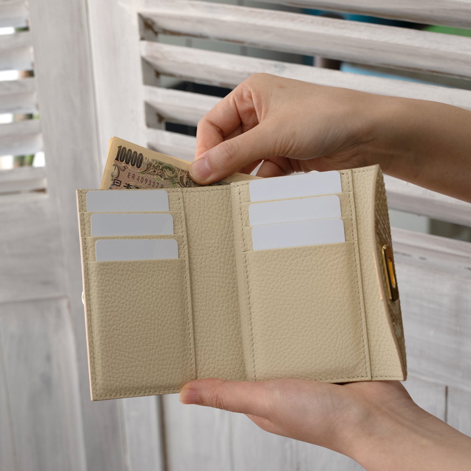 【おつとめ品セール】がま口ミドルウォレット・アンティーヌ ゴールドパイソン / パールゴールド