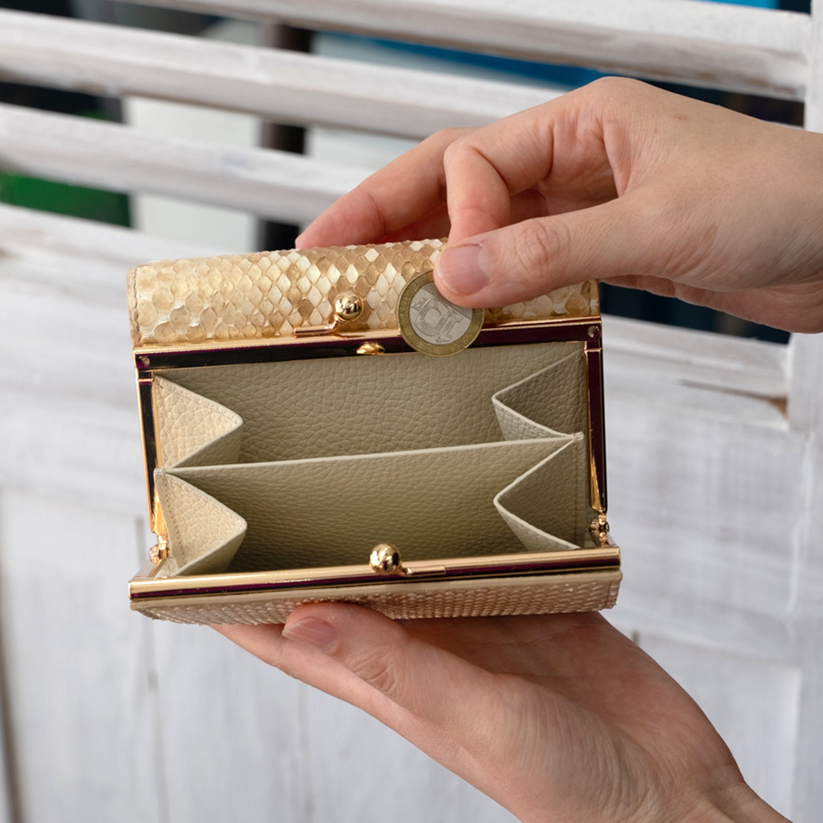 【おつとめ品セール】がま口ミドルウォレット・アンティーヌ ゴールドパイソン / パールゴールド