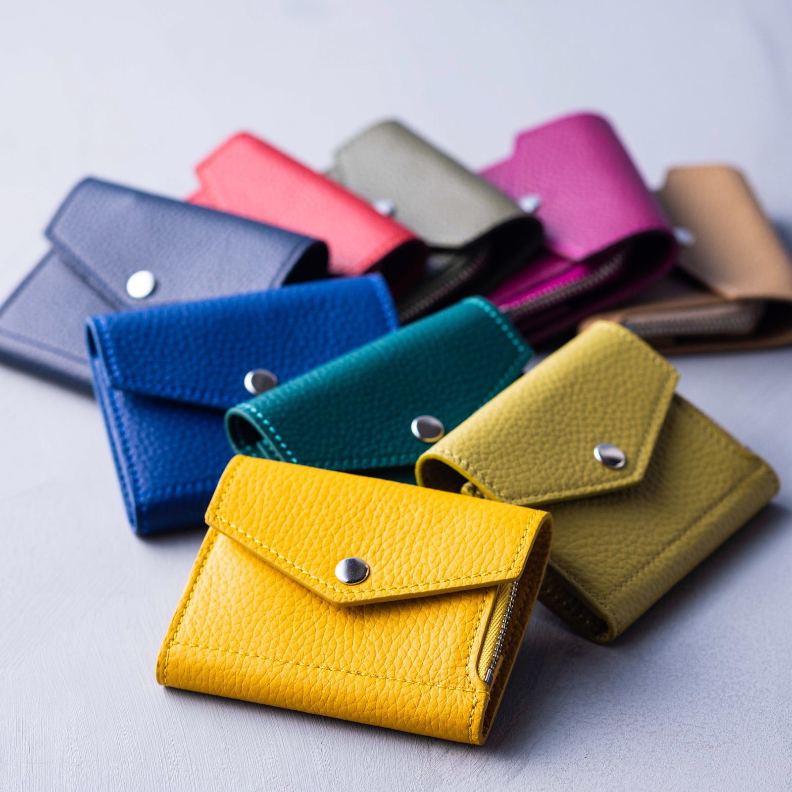 Handy wallet with L shaped fastener / Cuir Mash