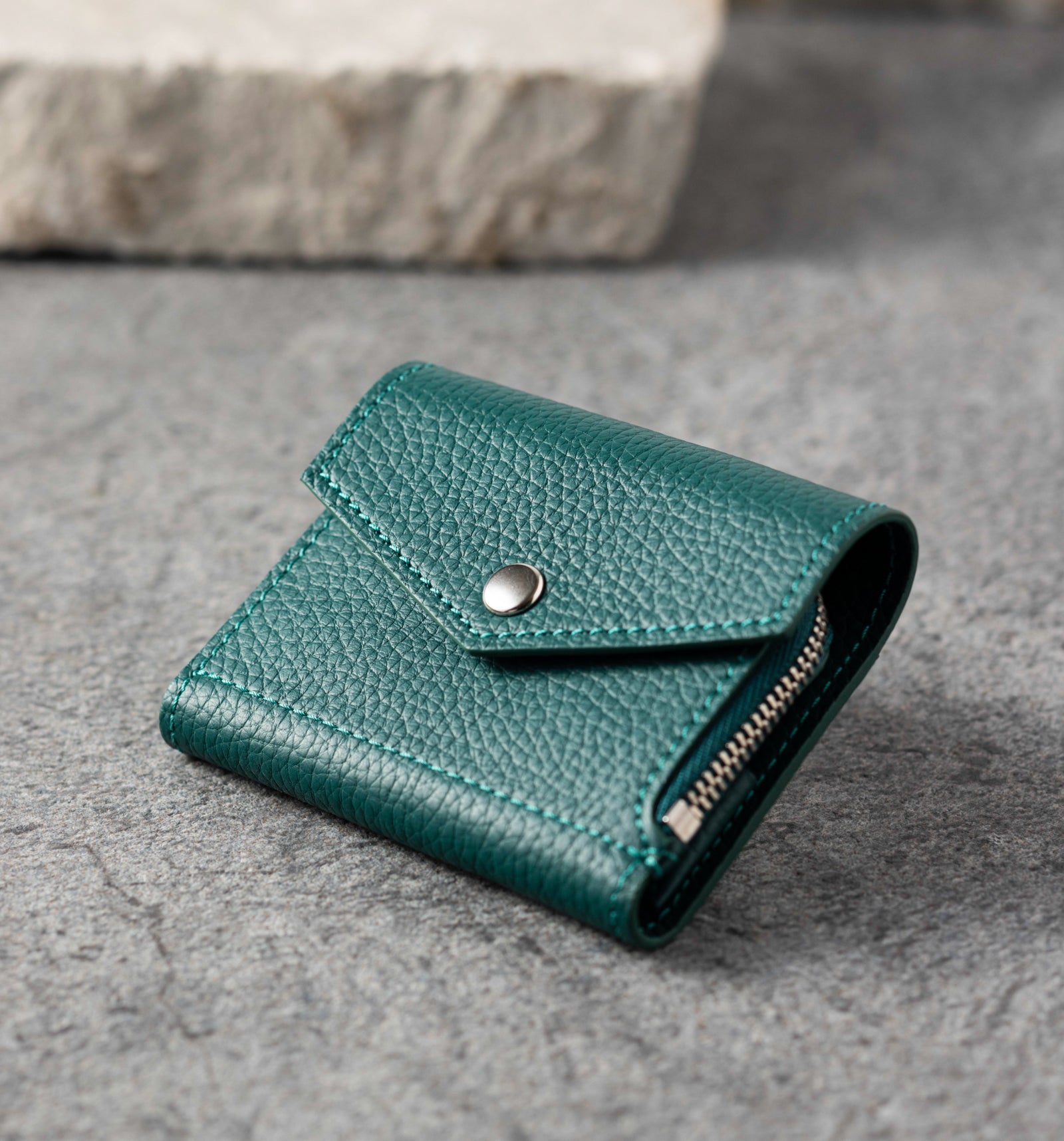 Handy wallet with L shaped fastener / Cuir Mash