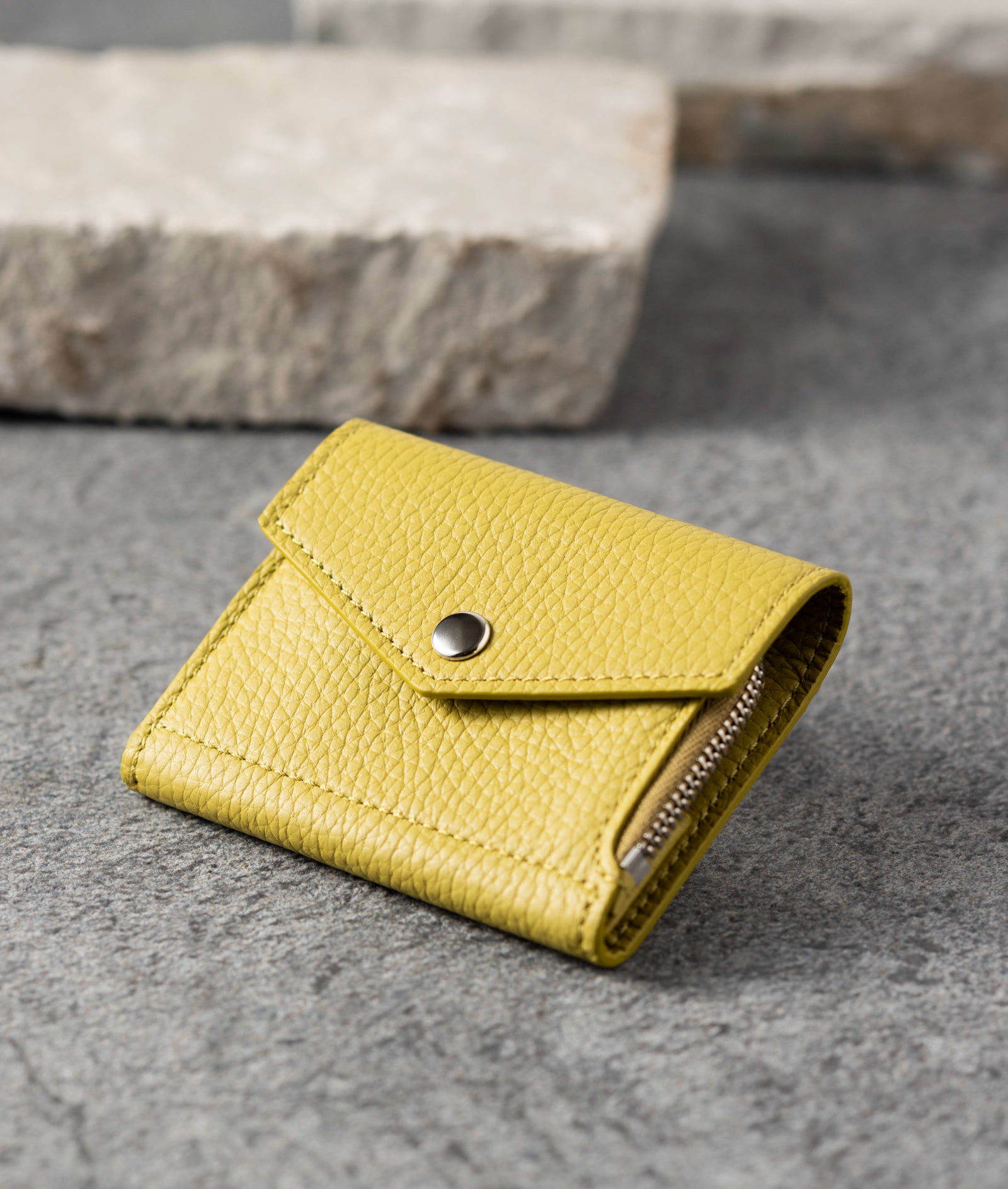 Handy wallet with L shaped fastener / Cuir Mash