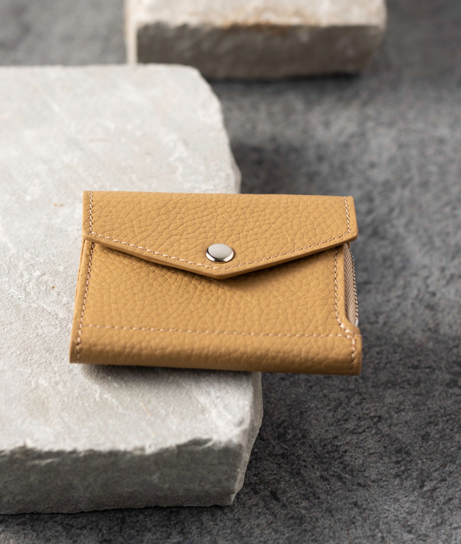 Handy wallet with L shaped fastener / Cuir Mash