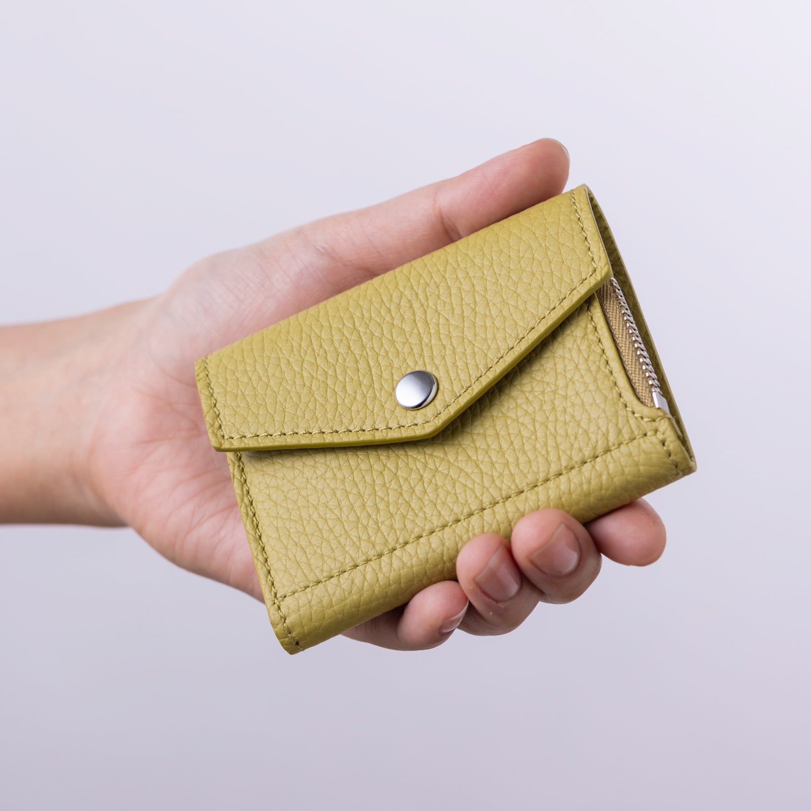 Handy wallet with L shaped fastener / Cuir Mash