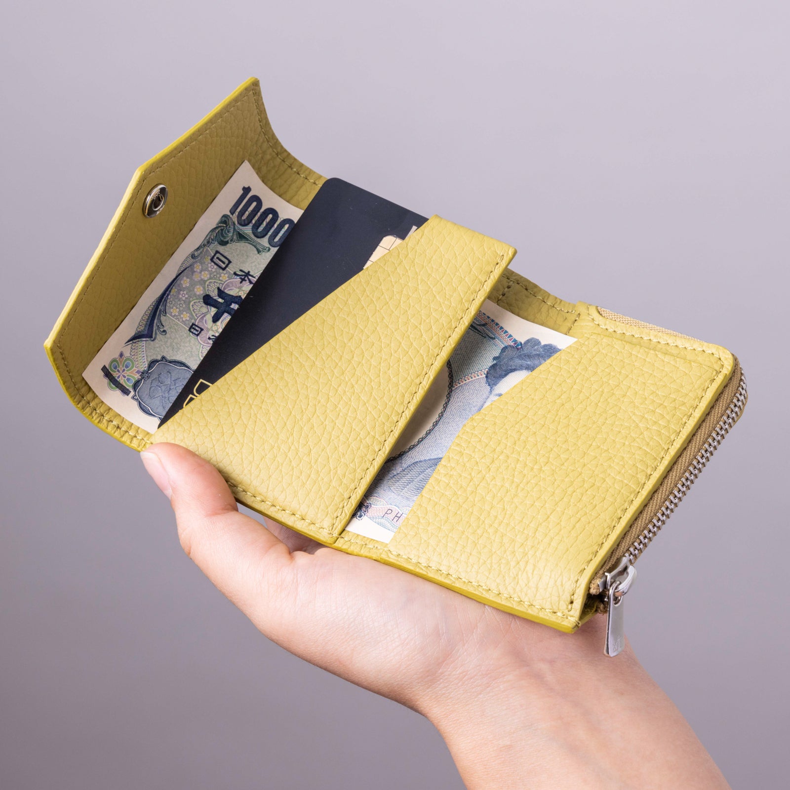 Handy wallet with L shaped fastener / Cuir Mash