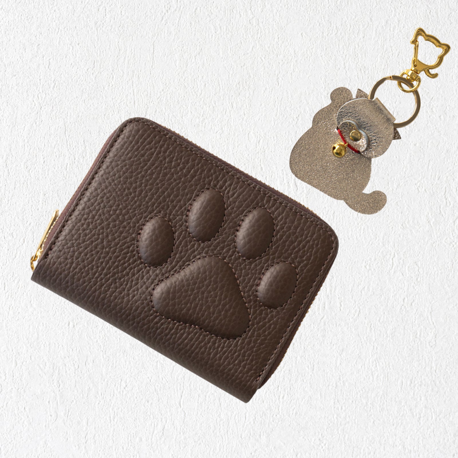 【数量限定】PAWラウンドファスナーミドル財布 招き猫チャーム付きSET / チョコ