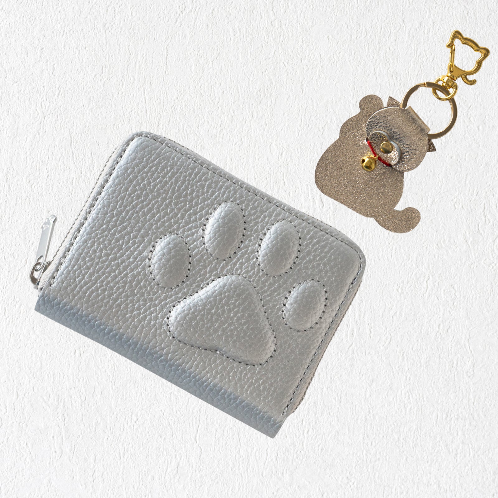【数量限定】PAWラウンドファスナーミドル財布 招き猫チャーム付きSET / シルバー