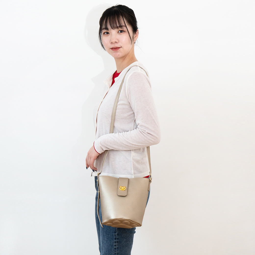 【期間限定:4/24(金)22:00〜26(日)】【受注生産】 ショルダーバッグ PAW (パウ) キュイール・マッシュ / シャンパンゴールド