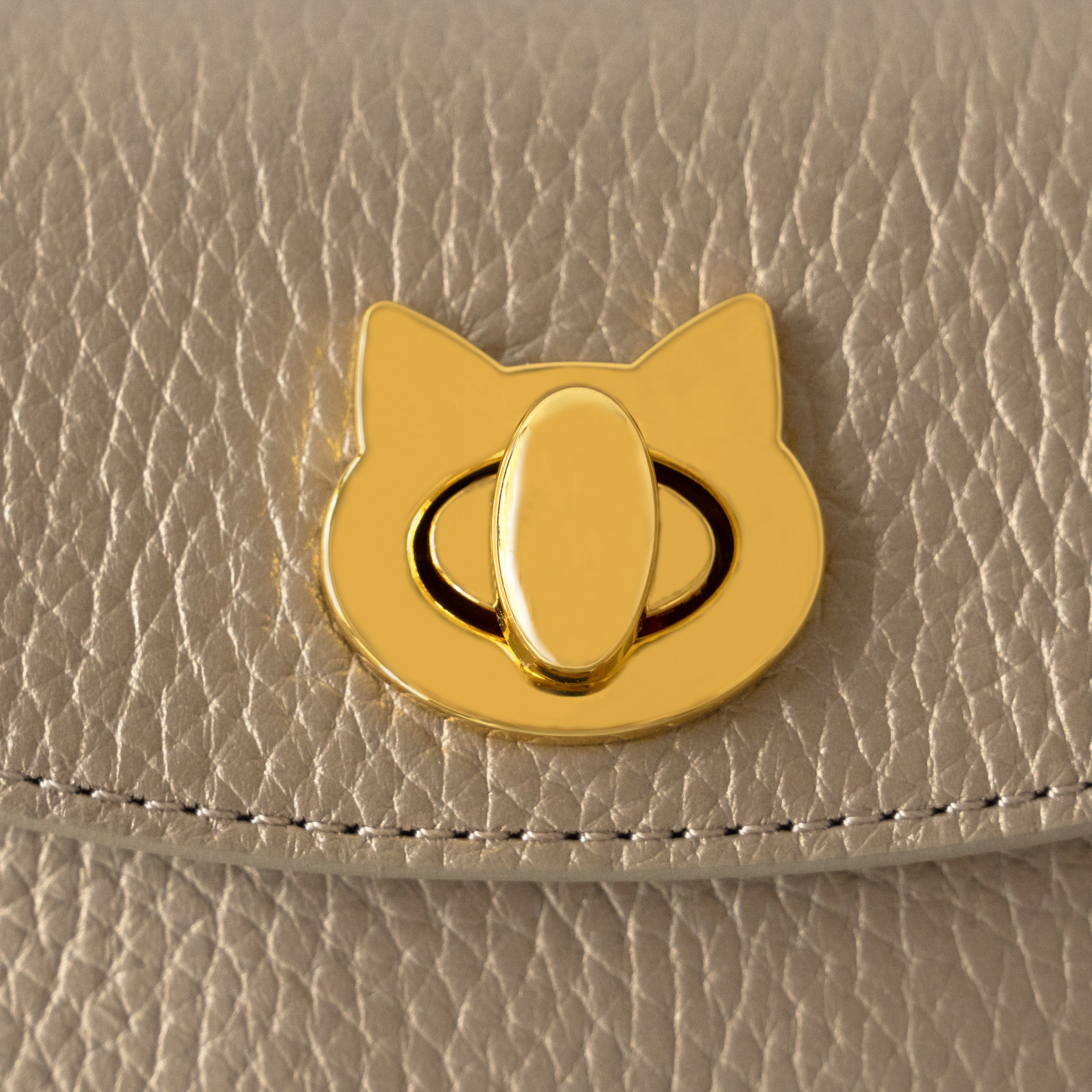 【数量限定】フラップウォレット・フルーニャ ミディアム 招き猫チャーム付きSET / シャンパンゴールド