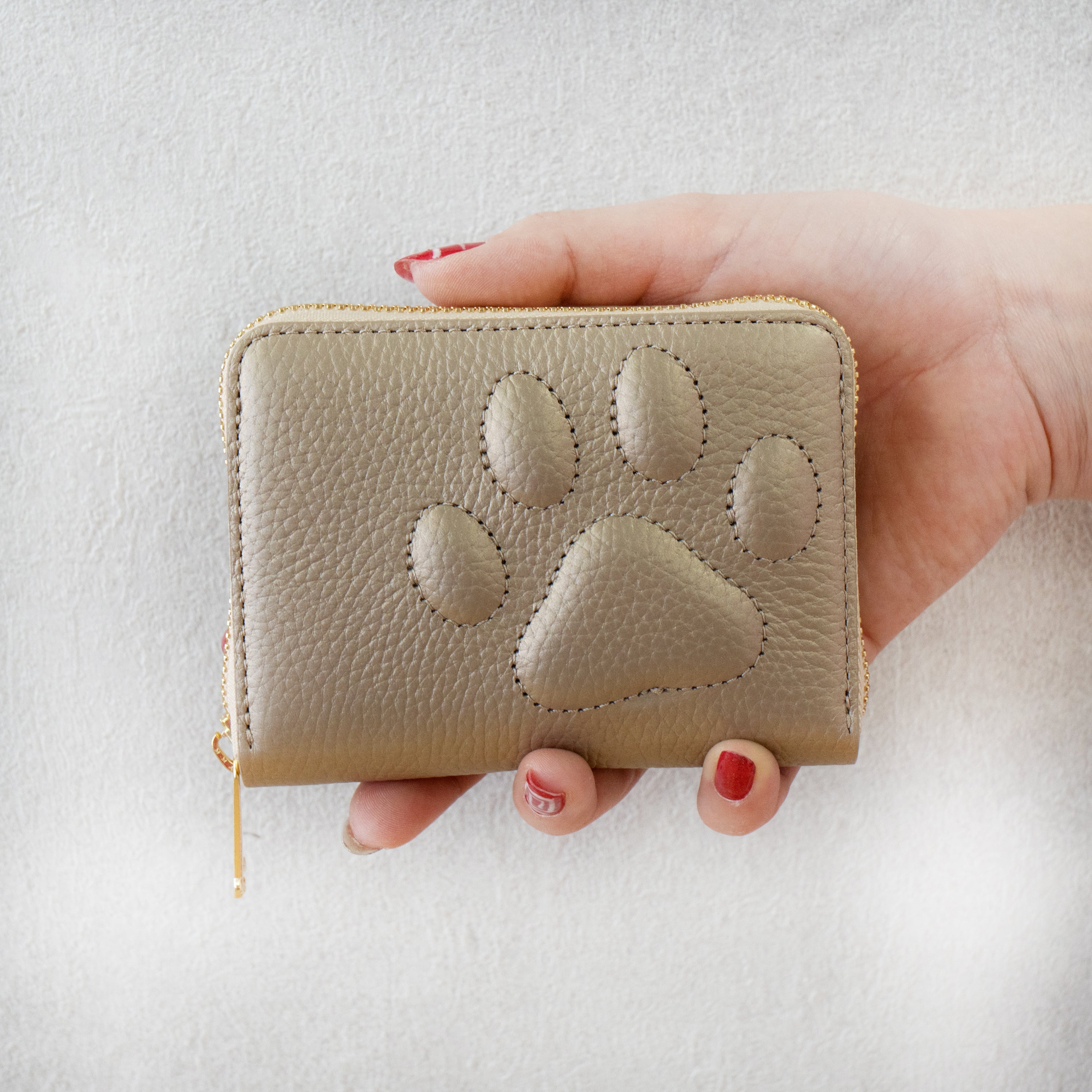 【数量限定】PAWラウンドファスナーミドル財布 招き猫チャーム付きSET / シャンパンゴールド
