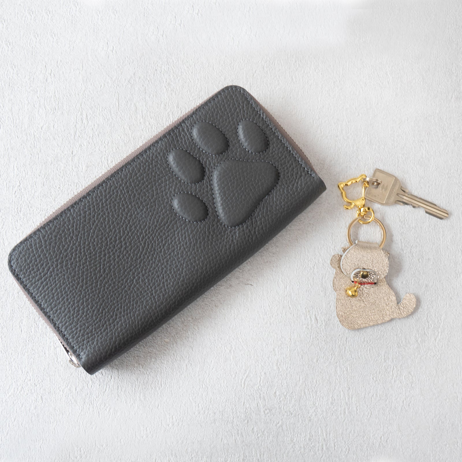 【数量限定】PAWラウンドファスナー長財布 招き猫チャーム付きSET / グラファイト