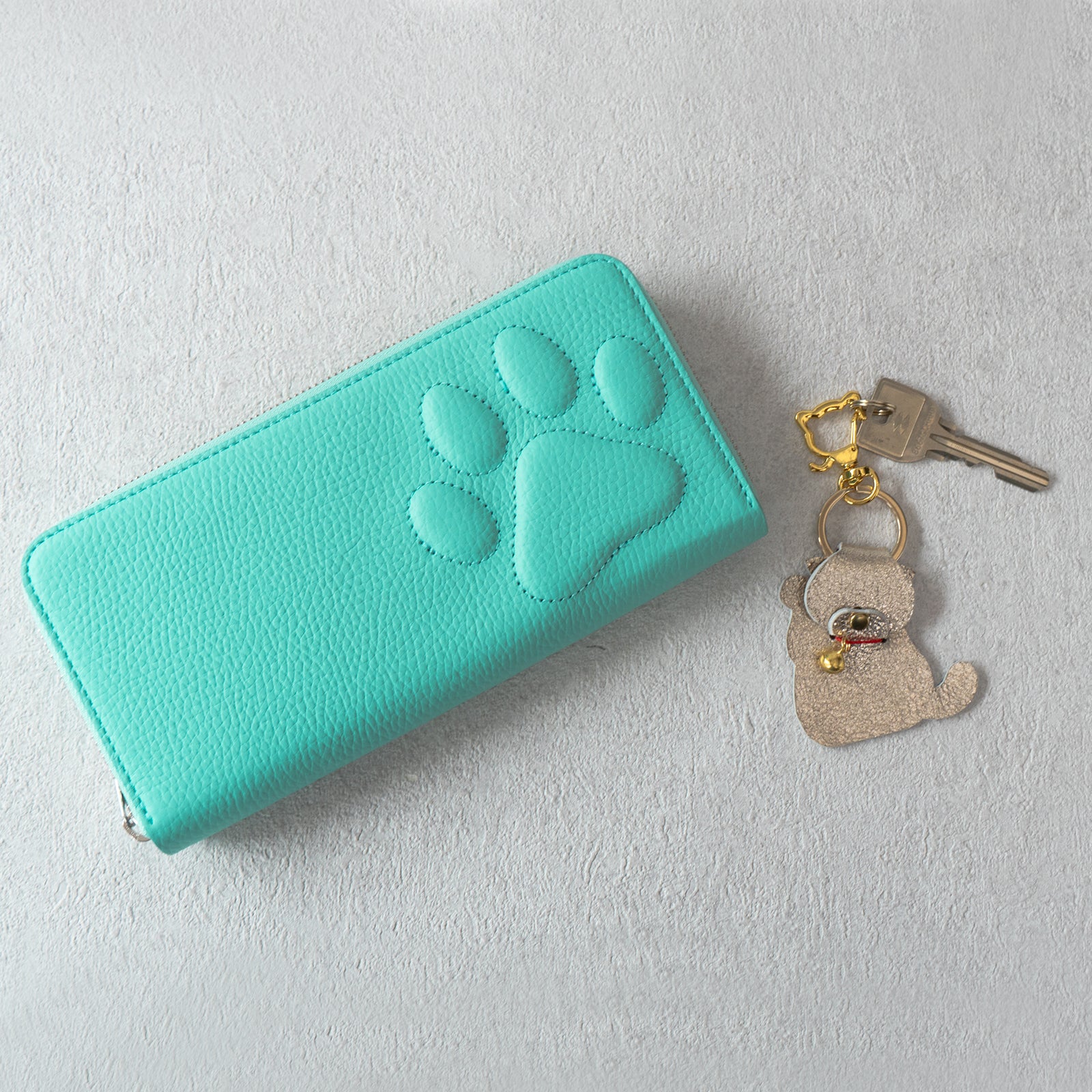 【数量限定】PAWラウンドファスナー長財布 招き猫チャーム付きSET / ブルードラジェ