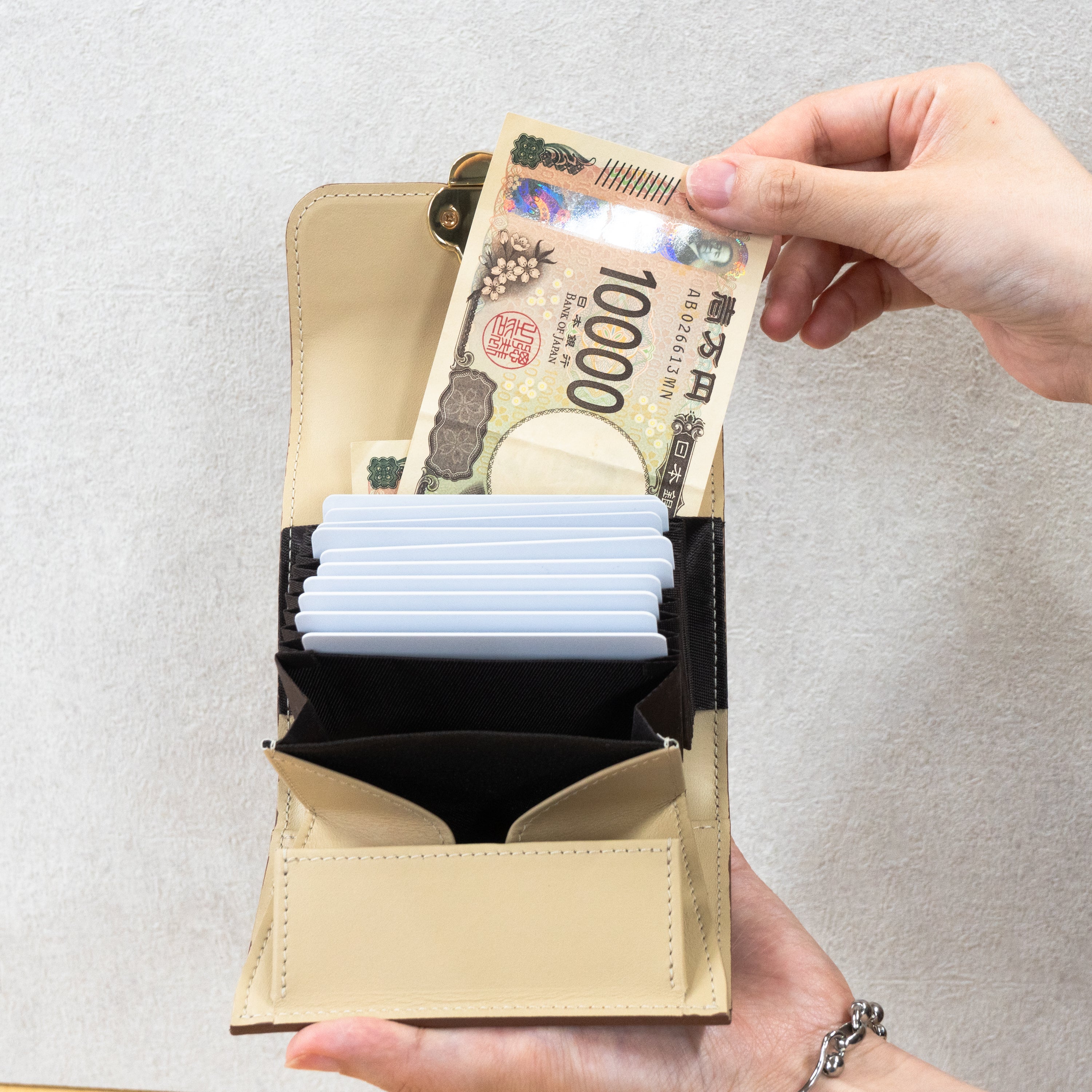 【早割あり】【受注生産:6/5(金)22:00〜14(日)】PAWプレートミドルウォレット / キャメル