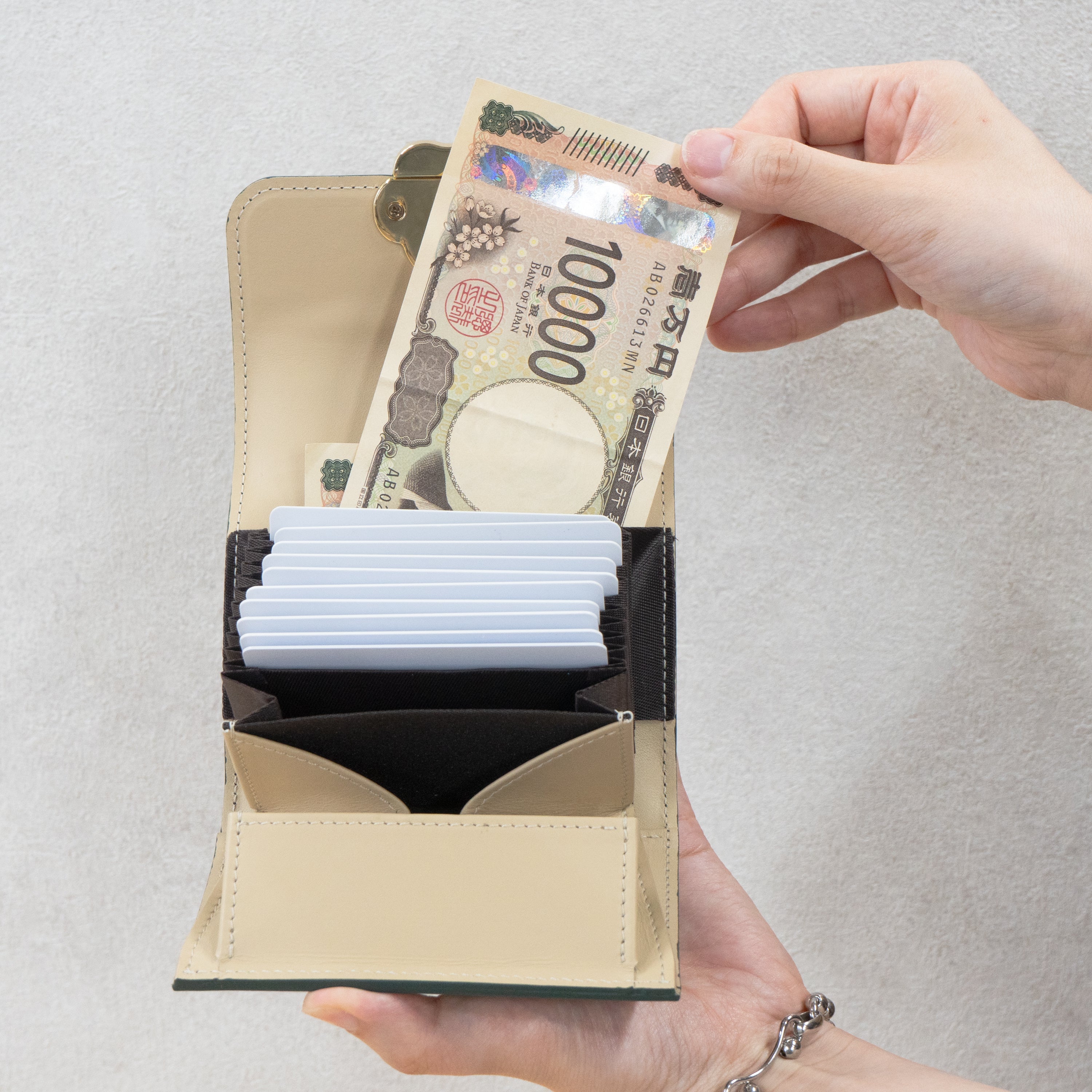 【早割あり】【受注生産:6/5(金)22:00〜14(日)】PAWプレートミドルウォレット / エメラルド