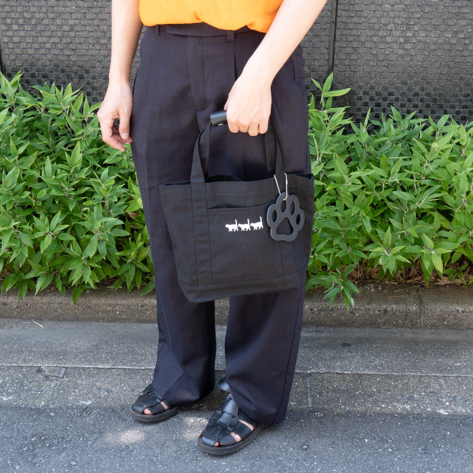 BIG肉球チャーム付きコットンニャントート / ブラック × ブラック