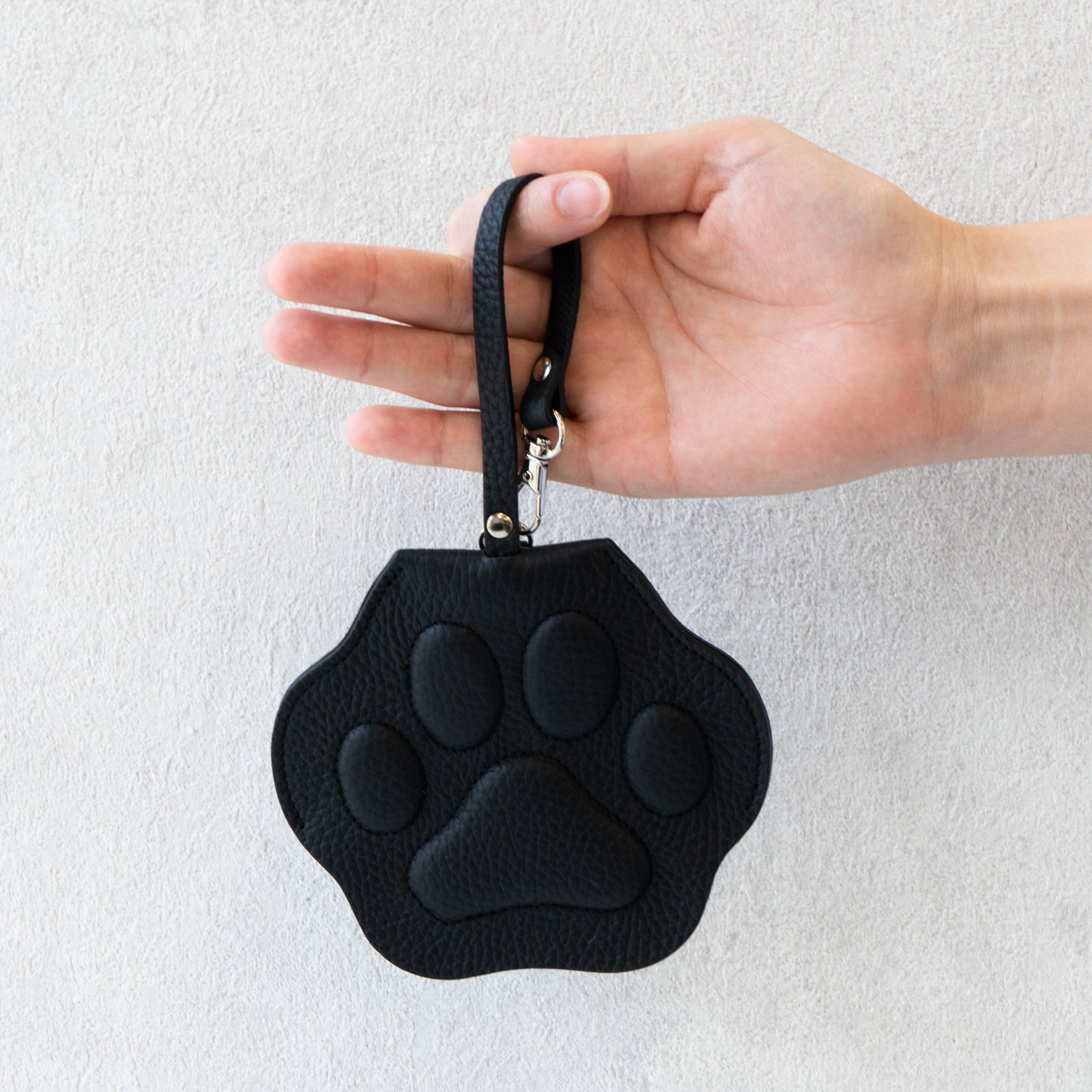 PAWパスケースクロシェット キュイール・マッシュ / ブラック