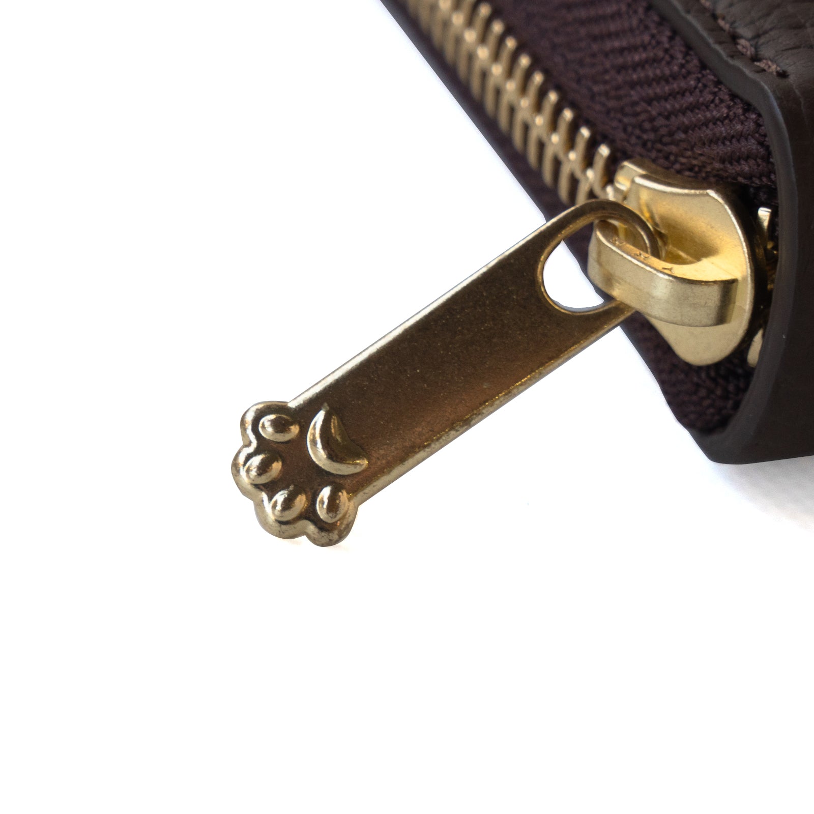 PAWラウンドファスナー長財布 キュイール・マッシュ / チョコ