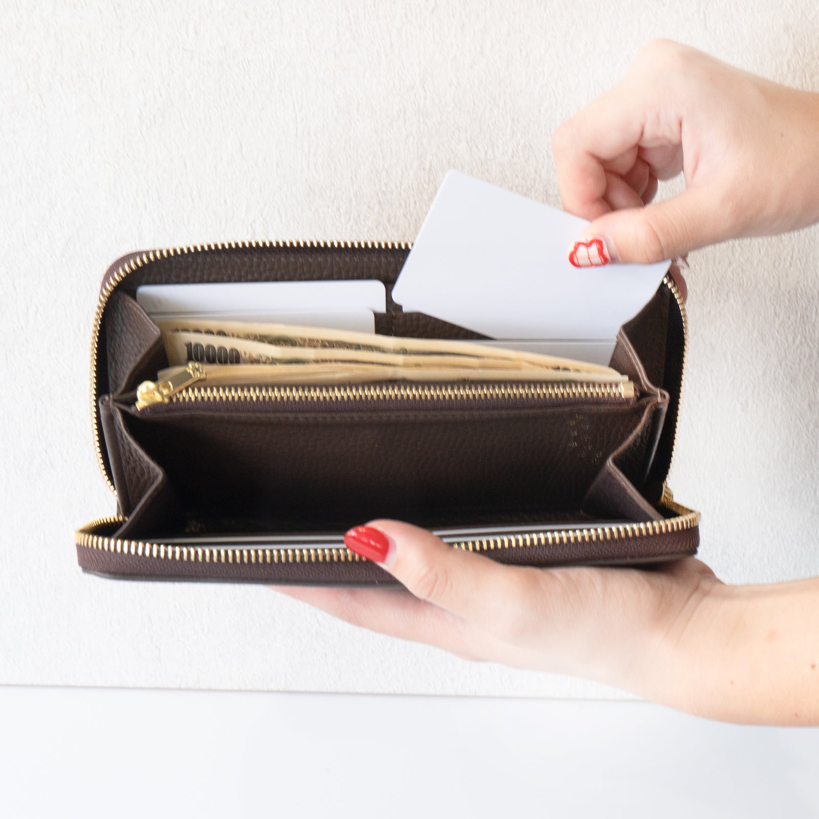 PAWラウンドファスナー長財布 キュイール・マッシュ / チョコ