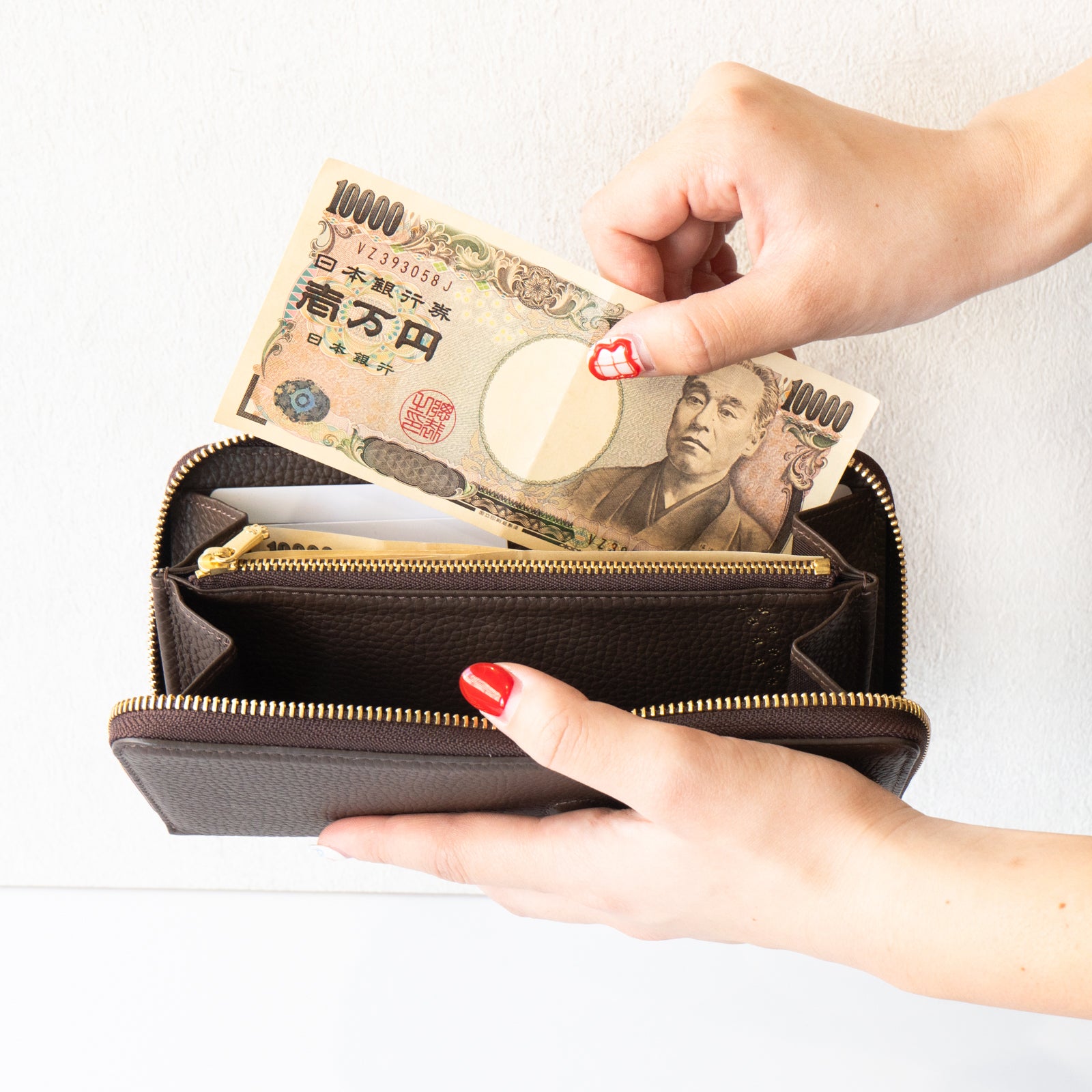 PAWラウンドファスナー長財布 キュイール・マッシュ / チョコ