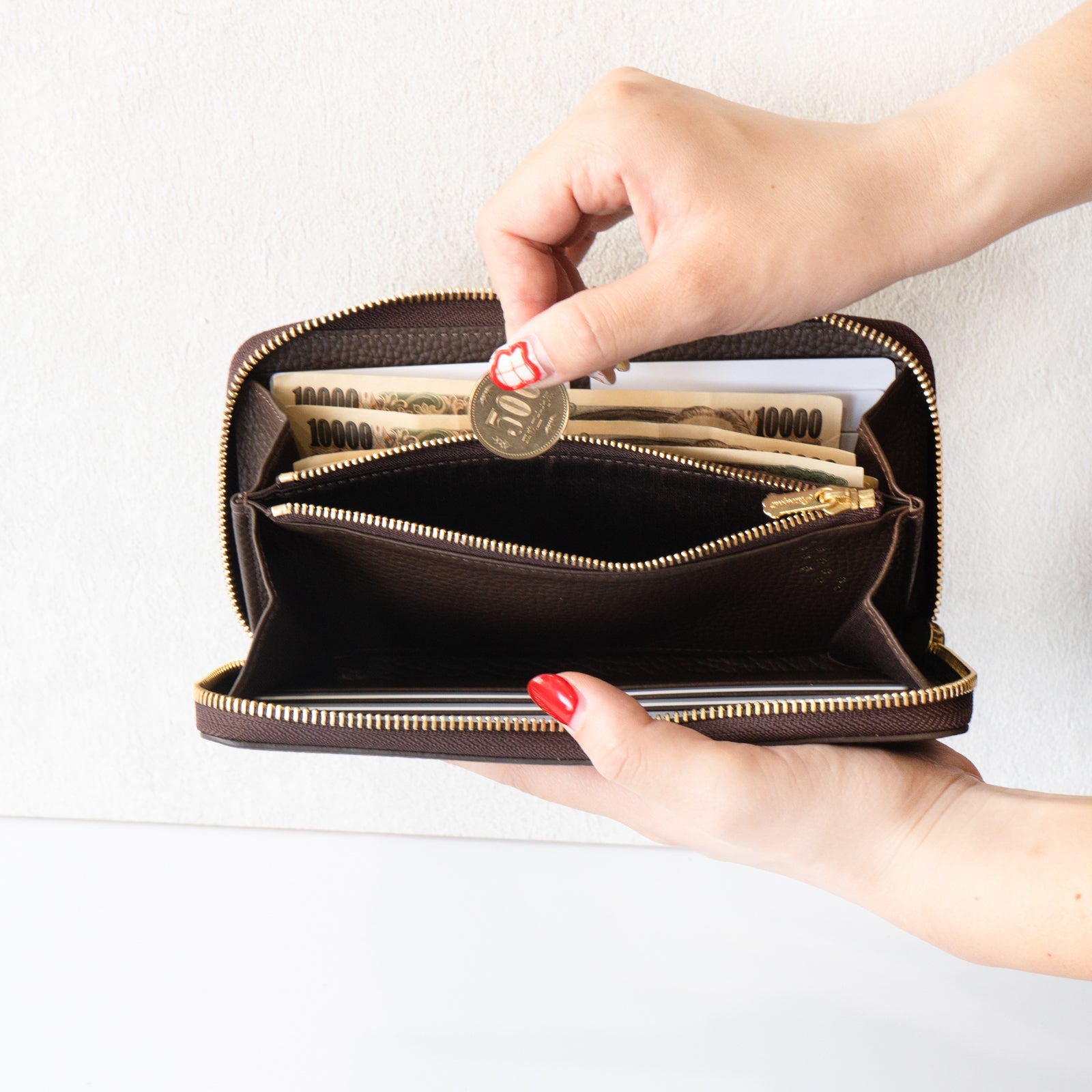 PAWラウンドファスナー長財布 キュイール・マッシュ / チョコ