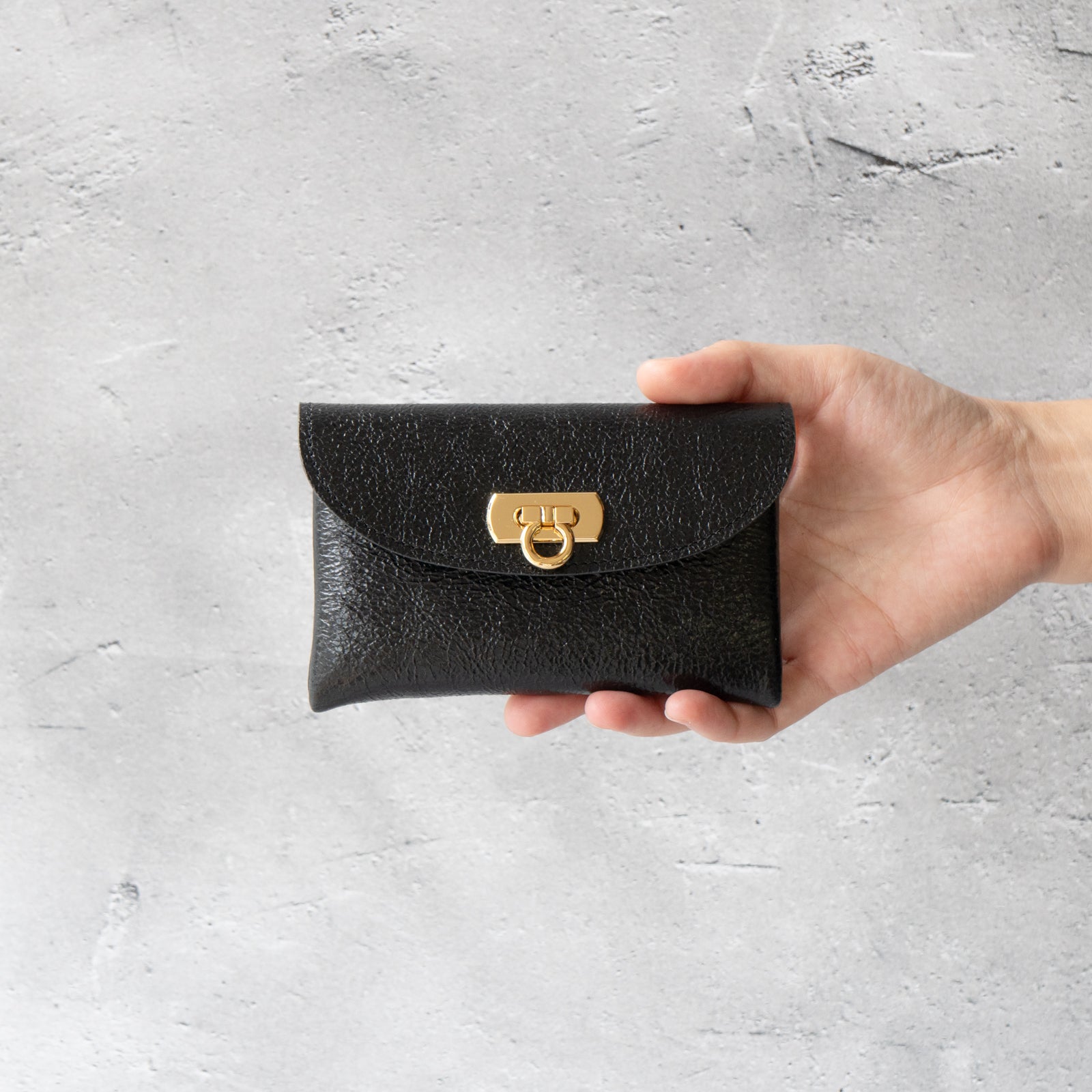 【おつとめ品セール】フラップウォレット・フルール ミディアム (背面ポケット付き) プリズムレザー / ブラック