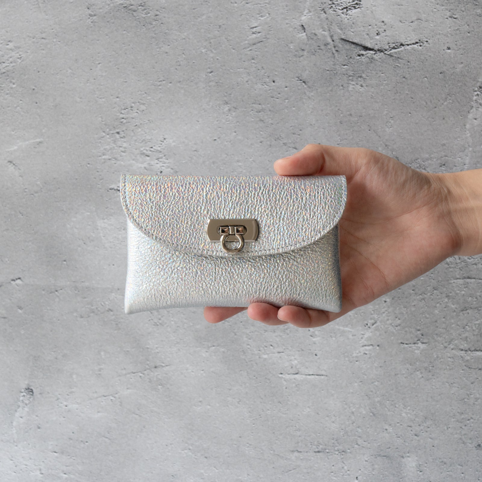 【おつとめ品セール】フラップウォレット・フルール ミディアム (背面ポケット付き) プリズムレザー / オーロラシルバー