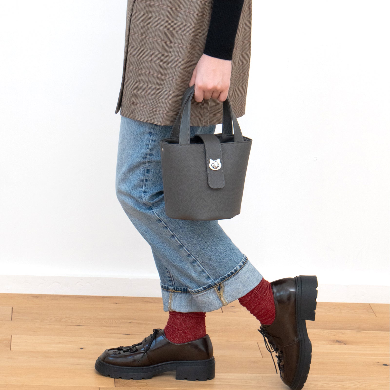 【12/7(日)22:00~ 26時間限定販売】【数量限定】 チェーンショルダー付きミニバッグ・PAW (パウ) / グラファイト