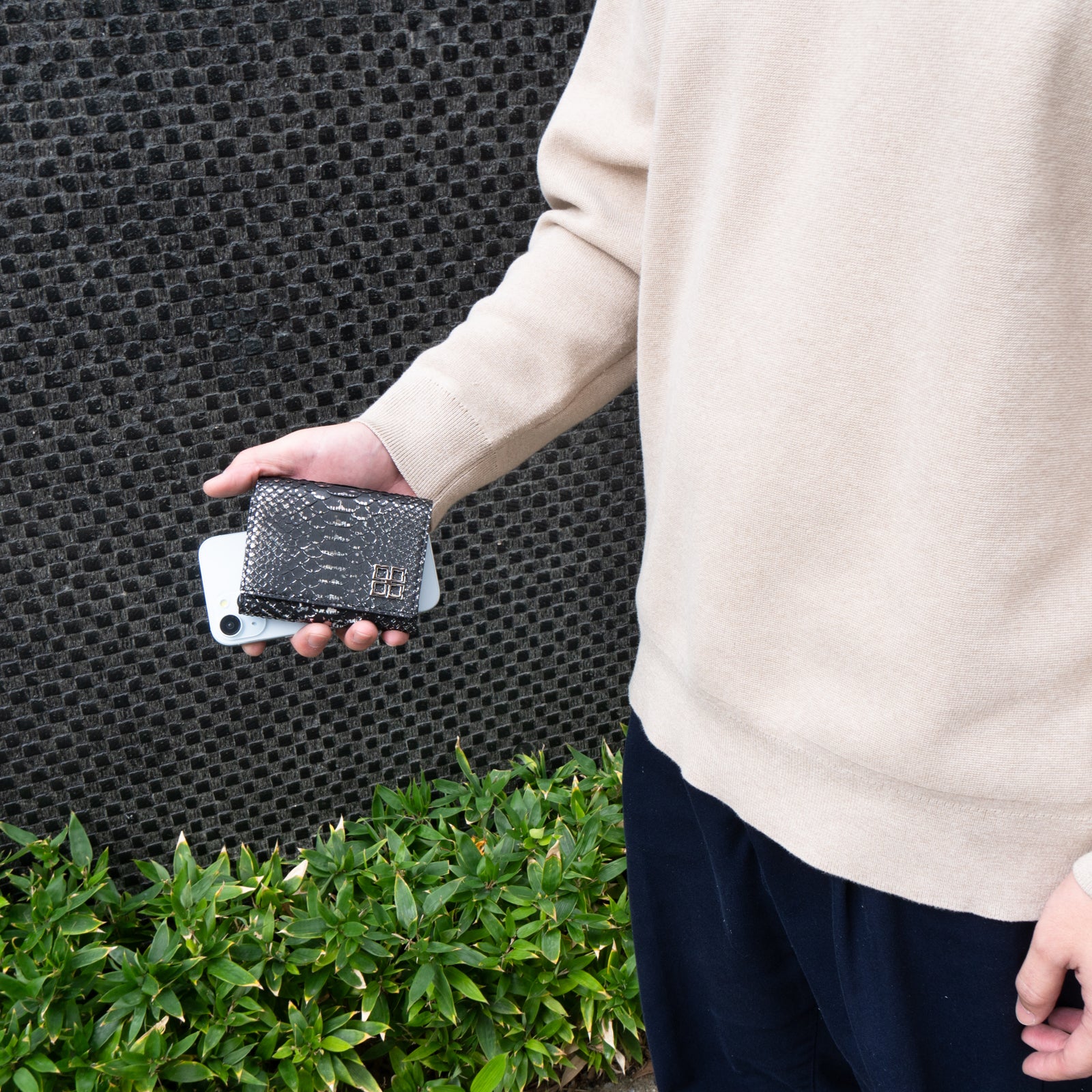 【おつとめ品セール】ハンディウォレット・オペラ リリィ グランデ 箔パイソン / シルバーブラック