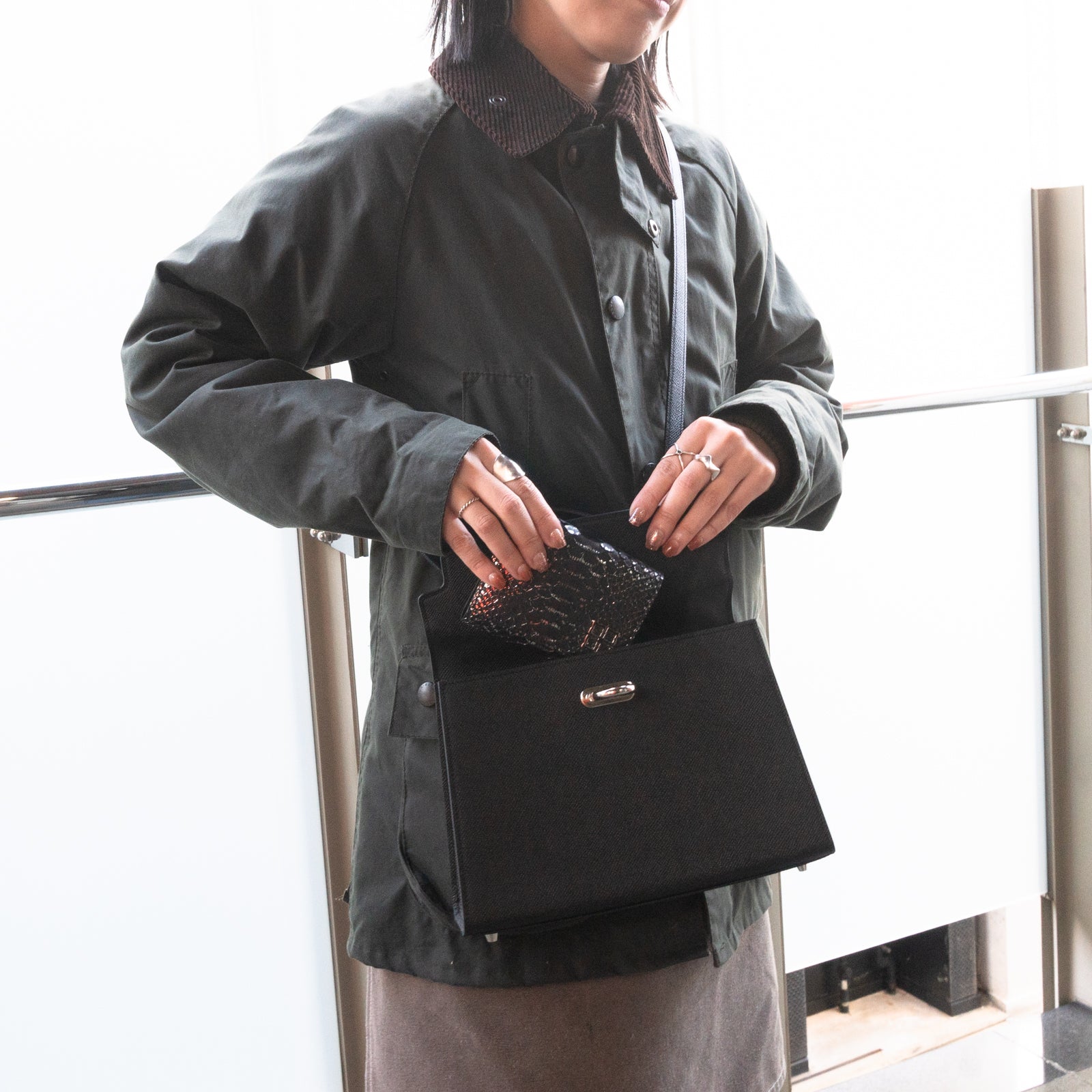 【おつとめ品セール】ハンディウォレット・オペラ リリィ グランデ 箔パイソン / シルバーブラック