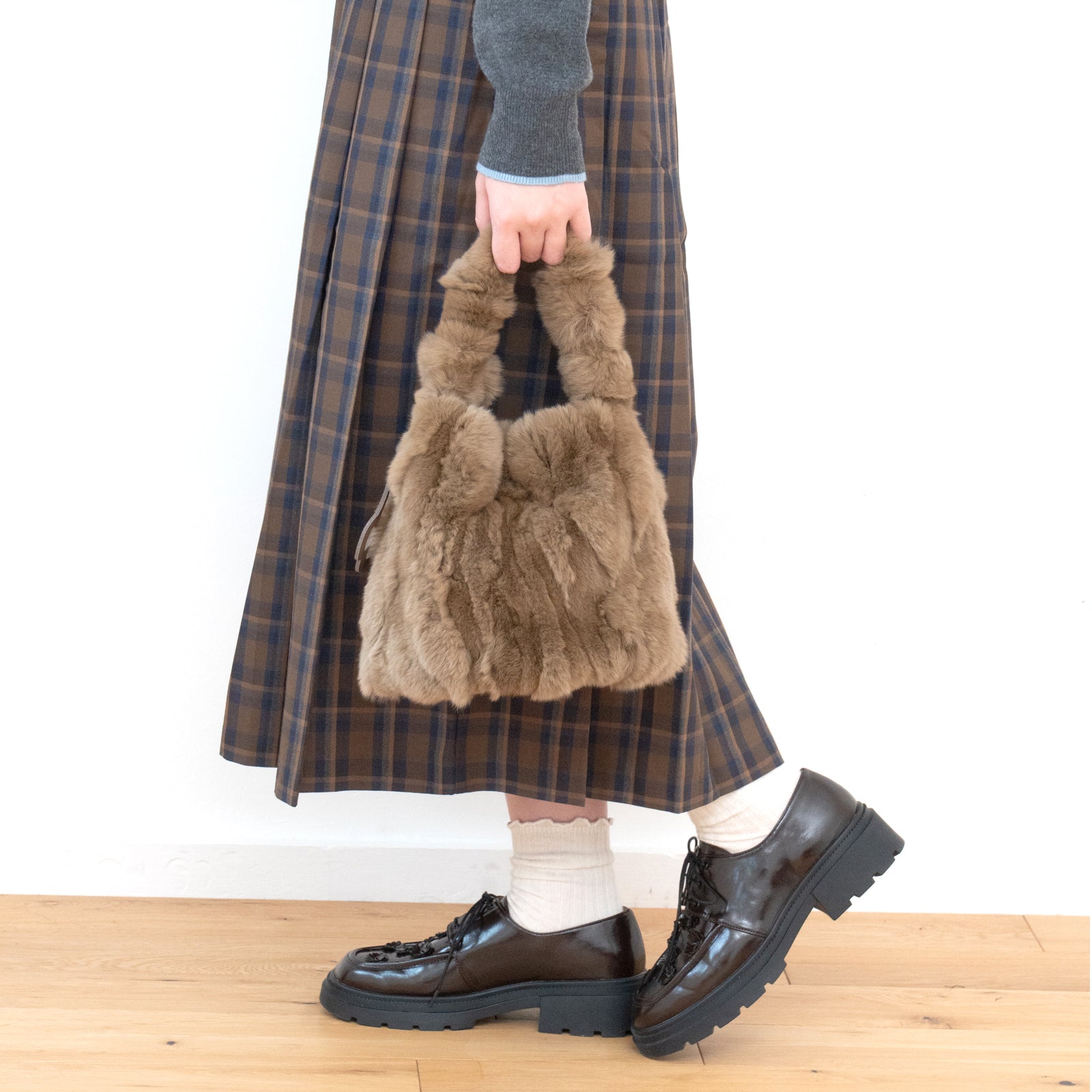 【12/7(日)22:00~ 26時間限定販売】【数量限定】 ワンハンドルファーバッグ・PAW (パウ) / キャメル