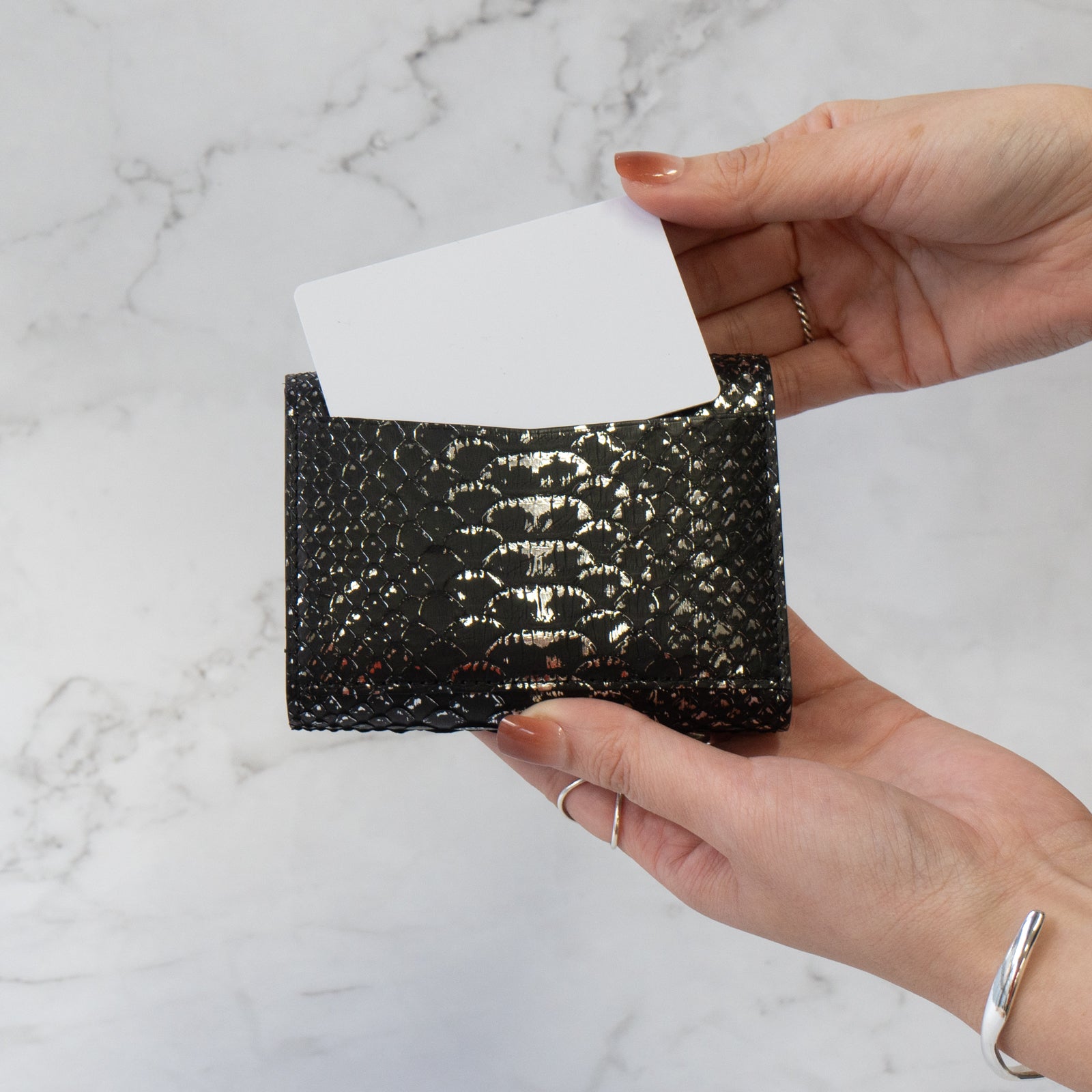 【おつとめ品セール】ハンディウォレット・オペラ リリィ グランデ 箔パイソン / シルバーブラック