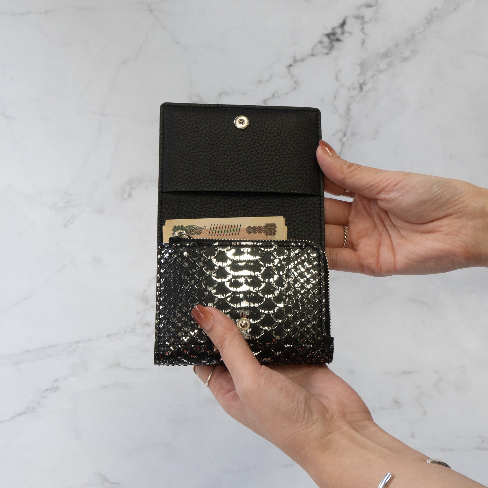 【おつとめ品セール】ハンディウォレット・オペラ リリィ グランデ 箔パイソン / シルバーブラック