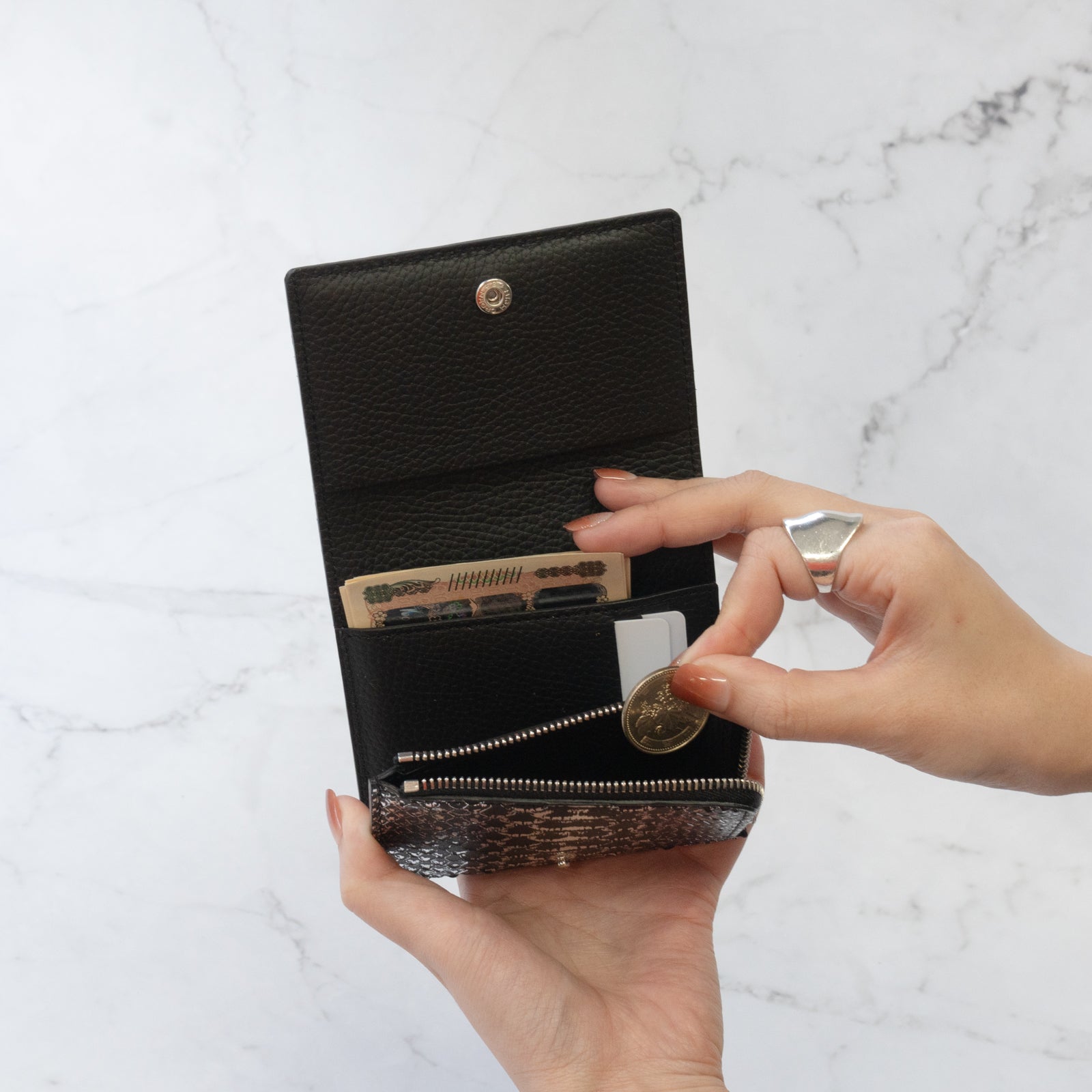 【おつとめ品セール】ハンディウォレット・オペラ リリィ グランデ 箔パイソン / シルバーブラック