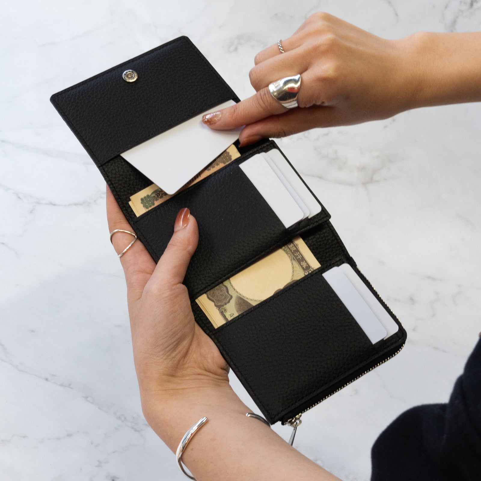 【おつとめ品セール】ハンディウォレット・オペラ リリィ グランデ 箔パイソン / シルバーブラック