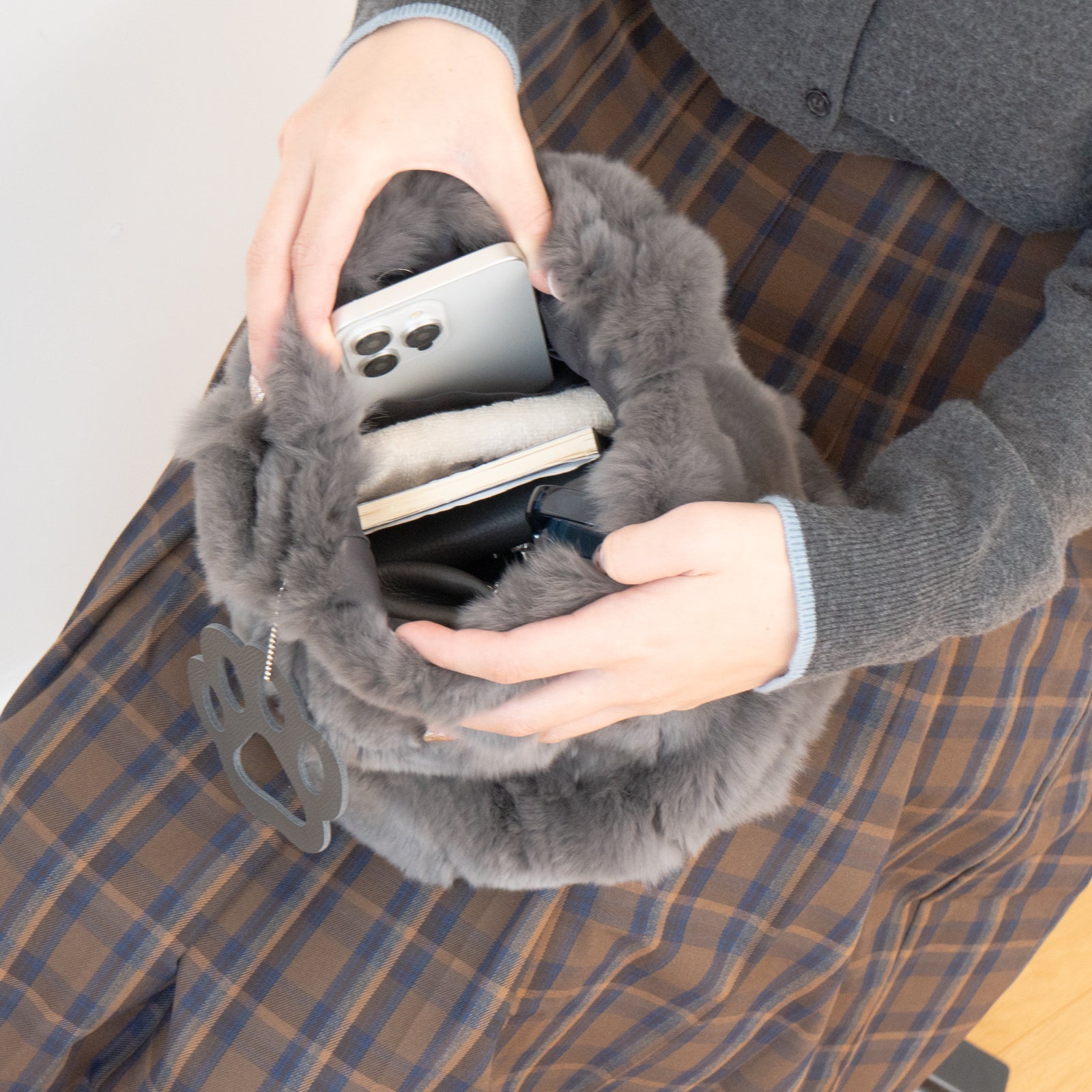 【12/7(日)22:00~ 26時間限定販売】【数量限定】ワンハンドルファーバッグ・PAW (パウ) / グレー