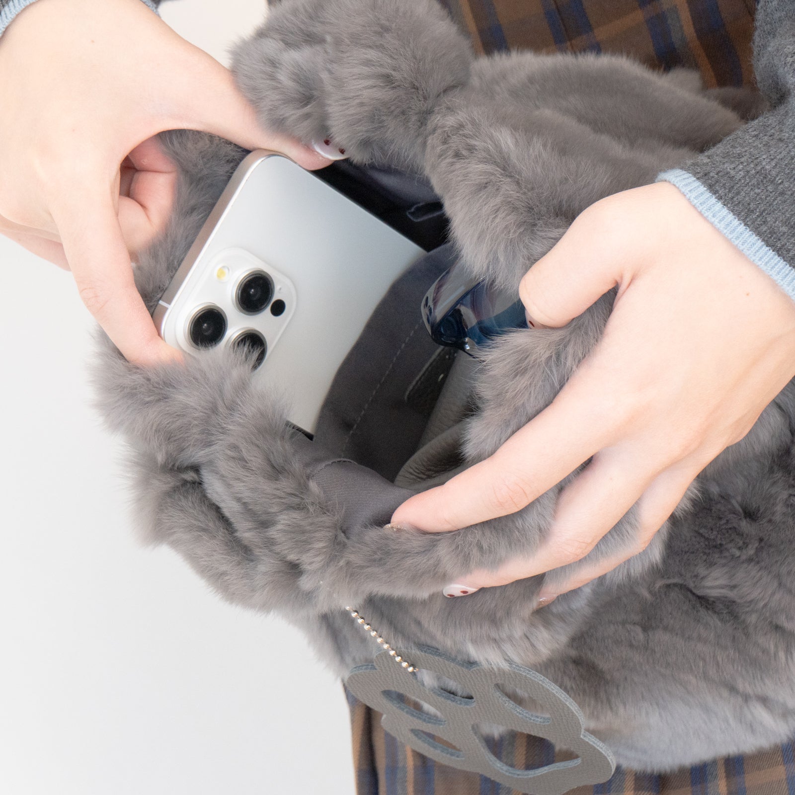 【12/7(日)22:00~ 26時間限定販売】【数量限定】ワンハンドルファーバッグ・PAW (パウ) / グレー