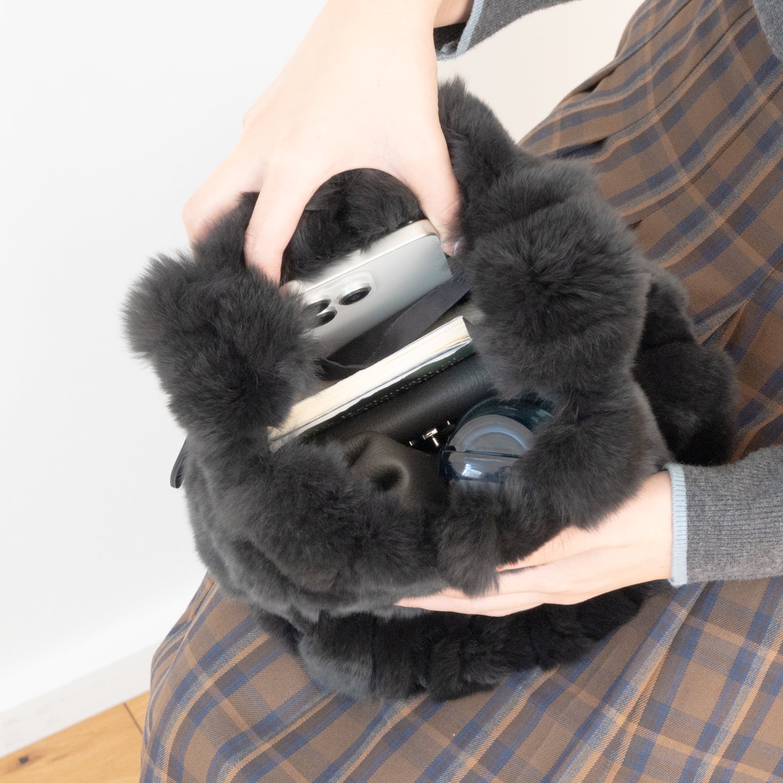 【12/7(日)22:00~ 26時間限定販売】【数量限定】 ワンハンドルファーバッグ・PAW (パウ) / ブラック