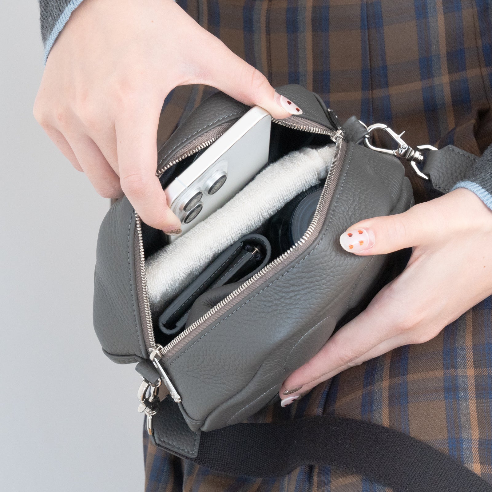 【11/21(金)22:00~ 26時間限定販売】【数量限定】PAWポシェット キュイール・マッシュ / グラファイト