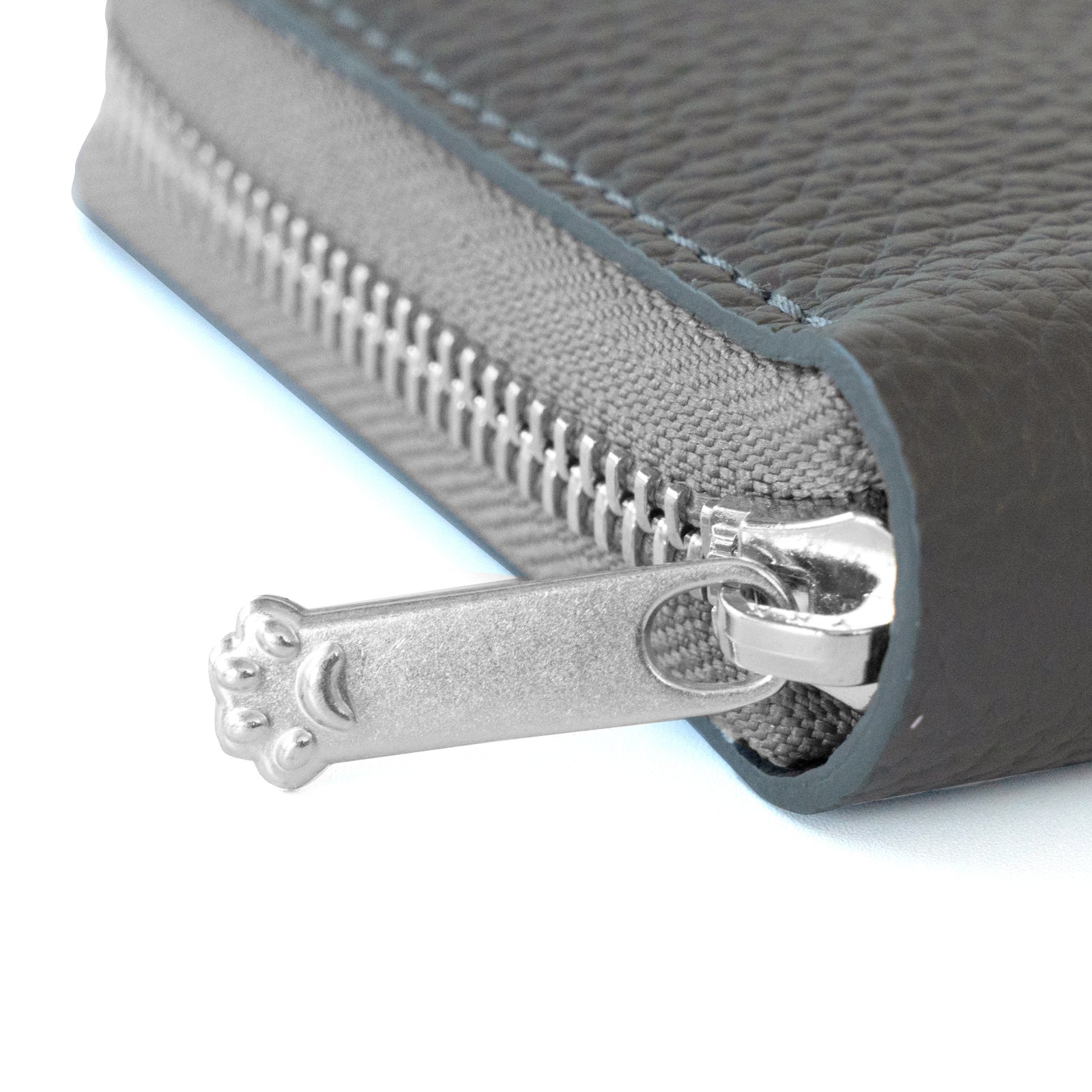 【12/7(日)22:00~ 26時間限定販売】【数量限定】PAWラウンドファスナー長財布 キュイール・マッシュ / グラファイト