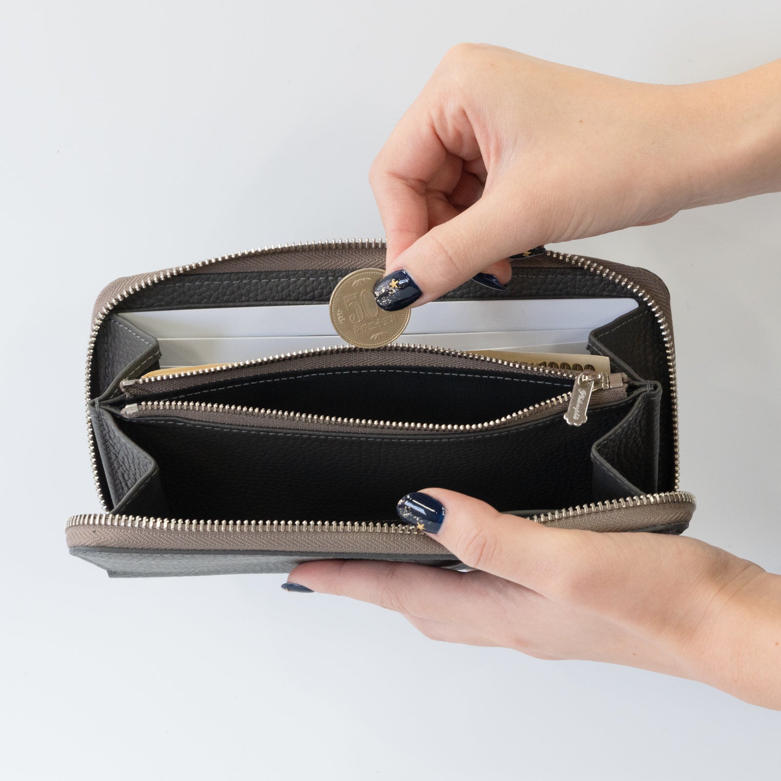 【12/7(日)22:00~ 26時間限定販売】【数量限定】PAWラウンドファスナー長財布 キュイール・マッシュ / グラファイト