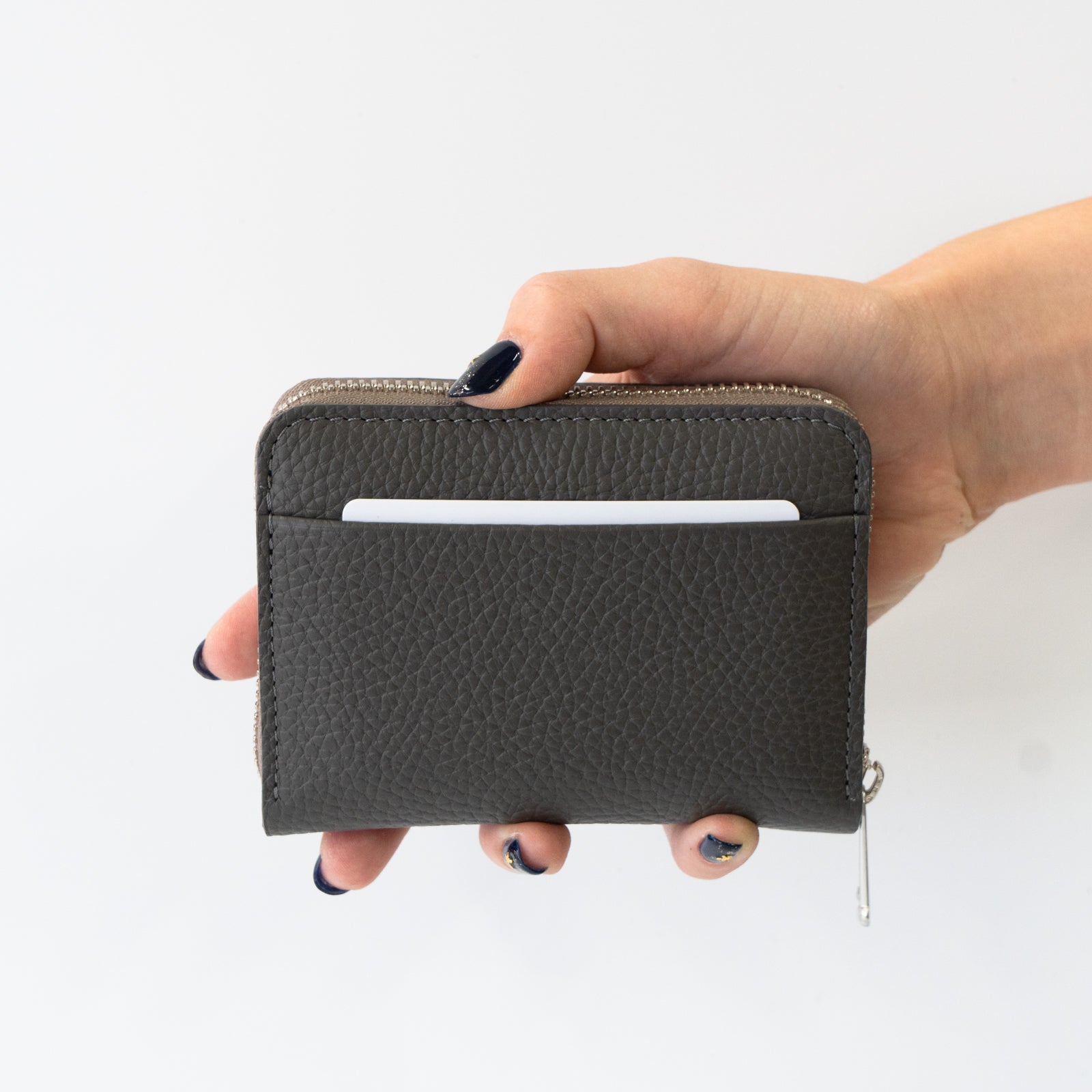 【12/7(日)22:00~ 26時間限定販売】【数量限定】PAWラウンドファスナーミドル財布 キュイール・マッシュ / グラファイト