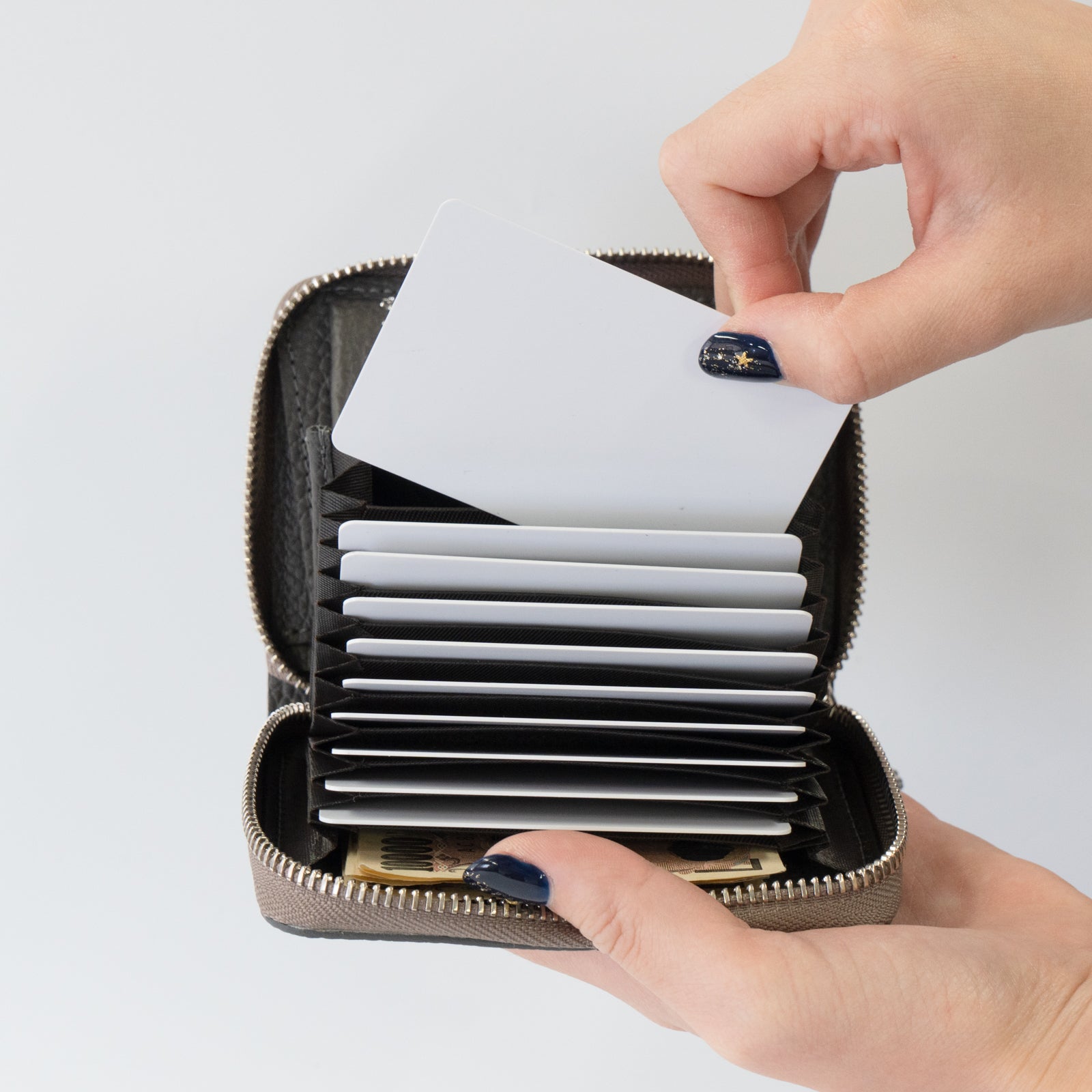 【12/7(日)22:00~ 26時間限定販売】【数量限定】PAWラウンドファスナーミドル財布 キュイール・マッシュ / グラファイト