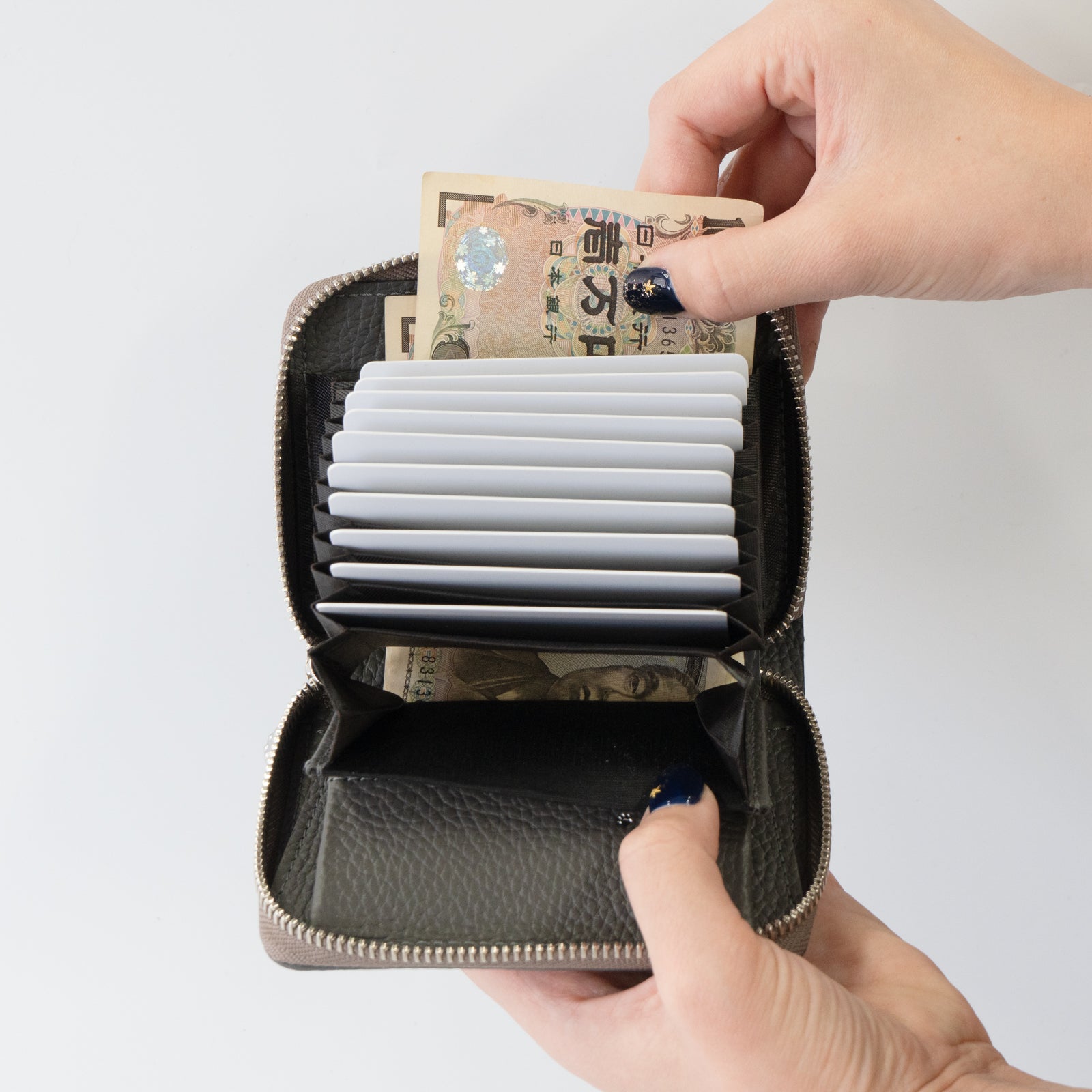 【12/7(日)22:00~ 26時間限定販売】【数量限定】PAWラウンドファスナーミドル財布 キュイール・マッシュ / グラファイト