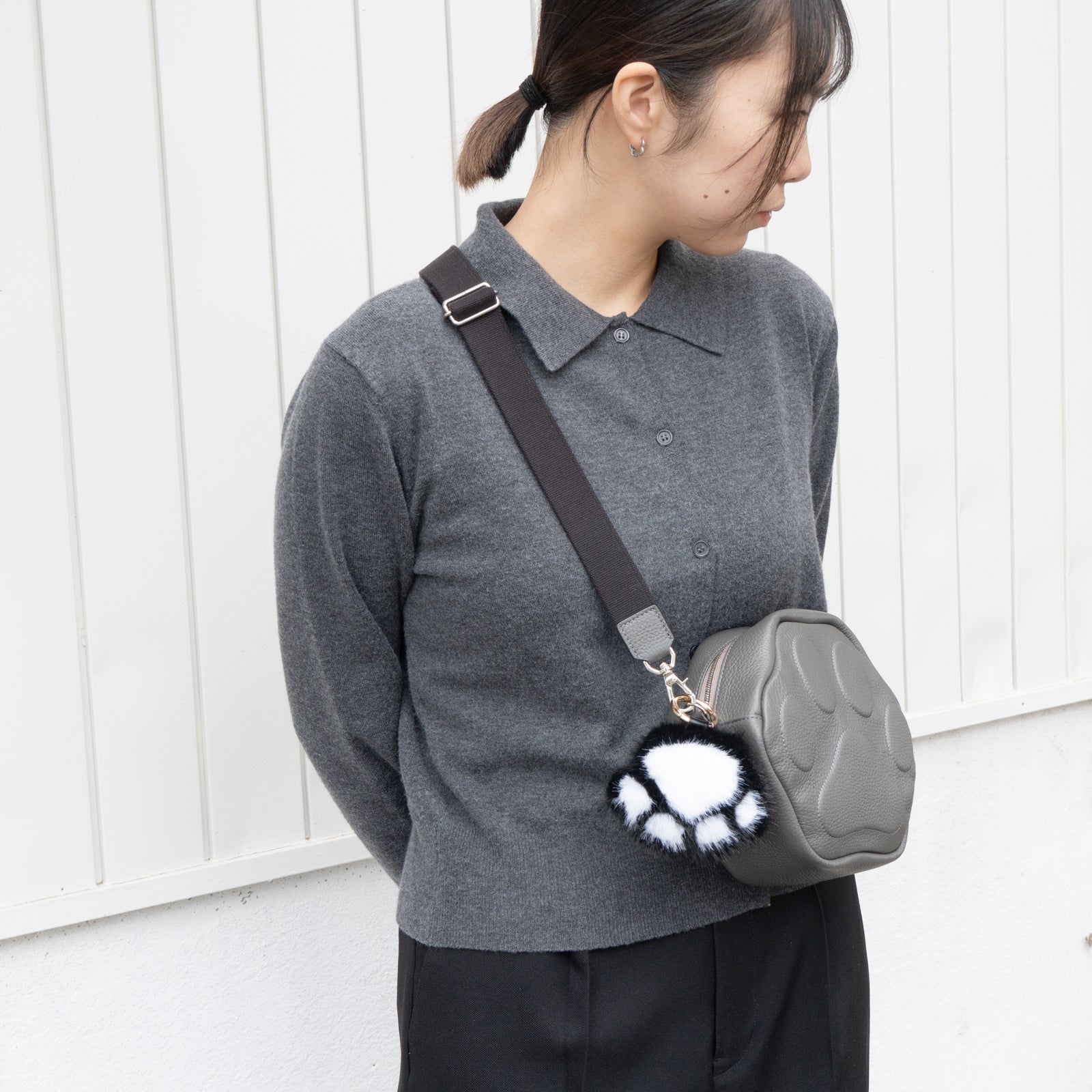 【12/7(日)22:00~ 26時間限定販売】もふもふBIG肉球チャーム / ブラック×ホワイト